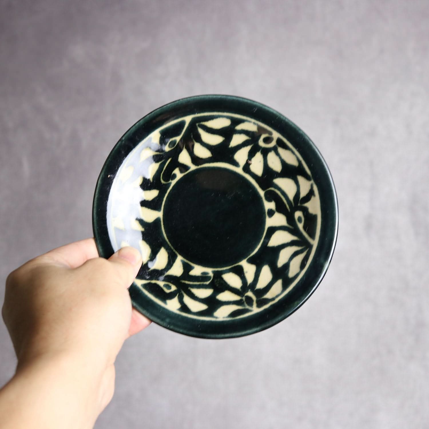 5寸皿 呉須釉 蝋抜 菊紋唐草 やちむん 陶器 真南風工房 やちむん 陶器.