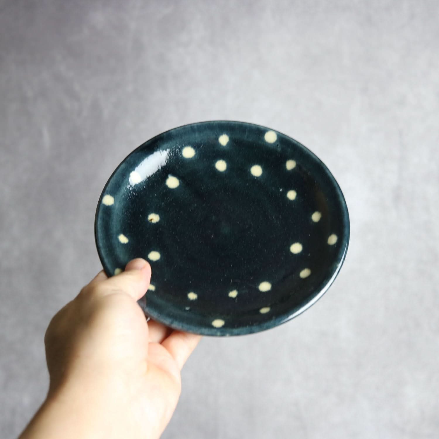 5寸皿 呉須釉 蝋抜 点打 やちむん 陶器 真南風工房 やちむん 陶器.