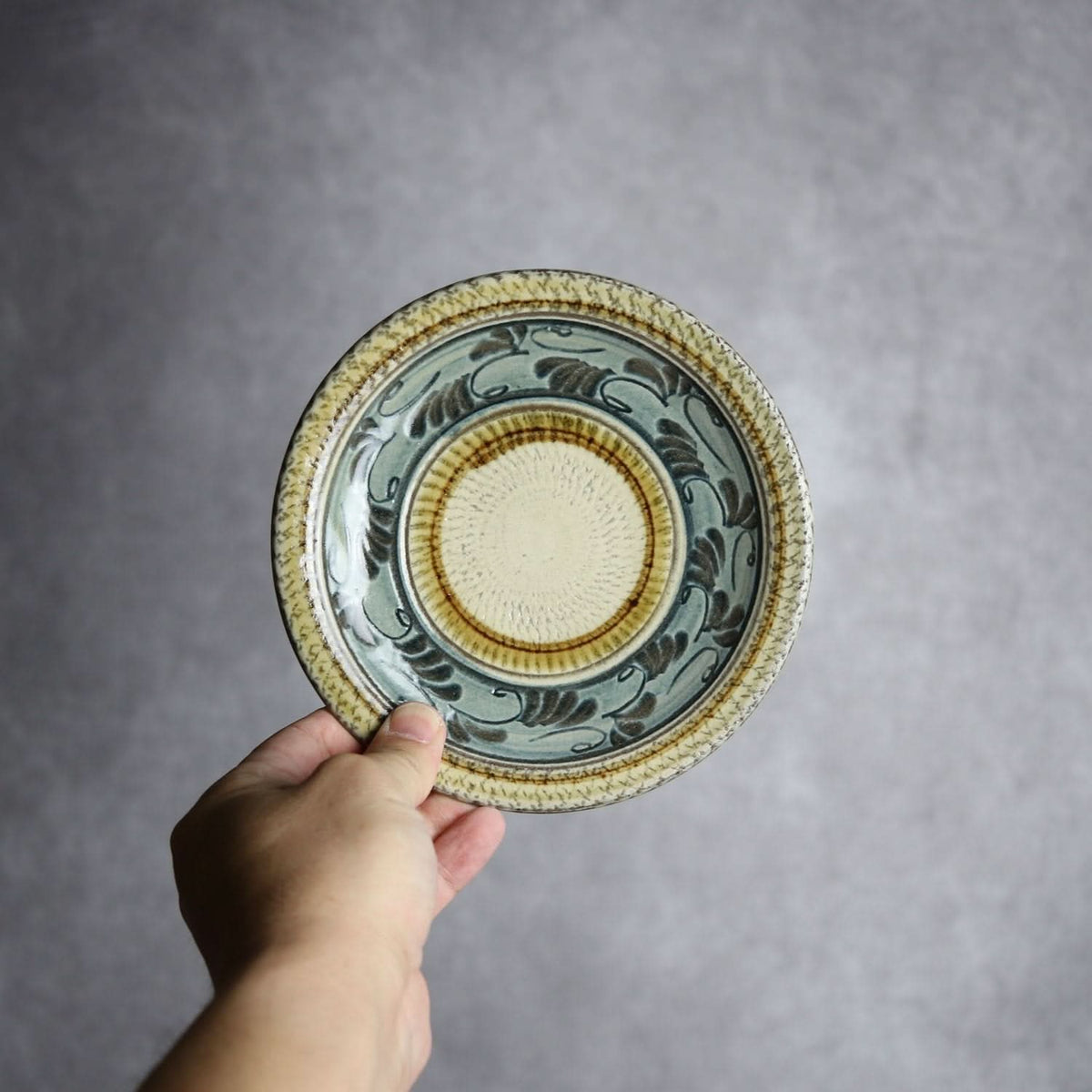 5寸皿 線彫唐草 やちむん 陶器 真南風工房｜真南風工房｜やちむん 陶器 