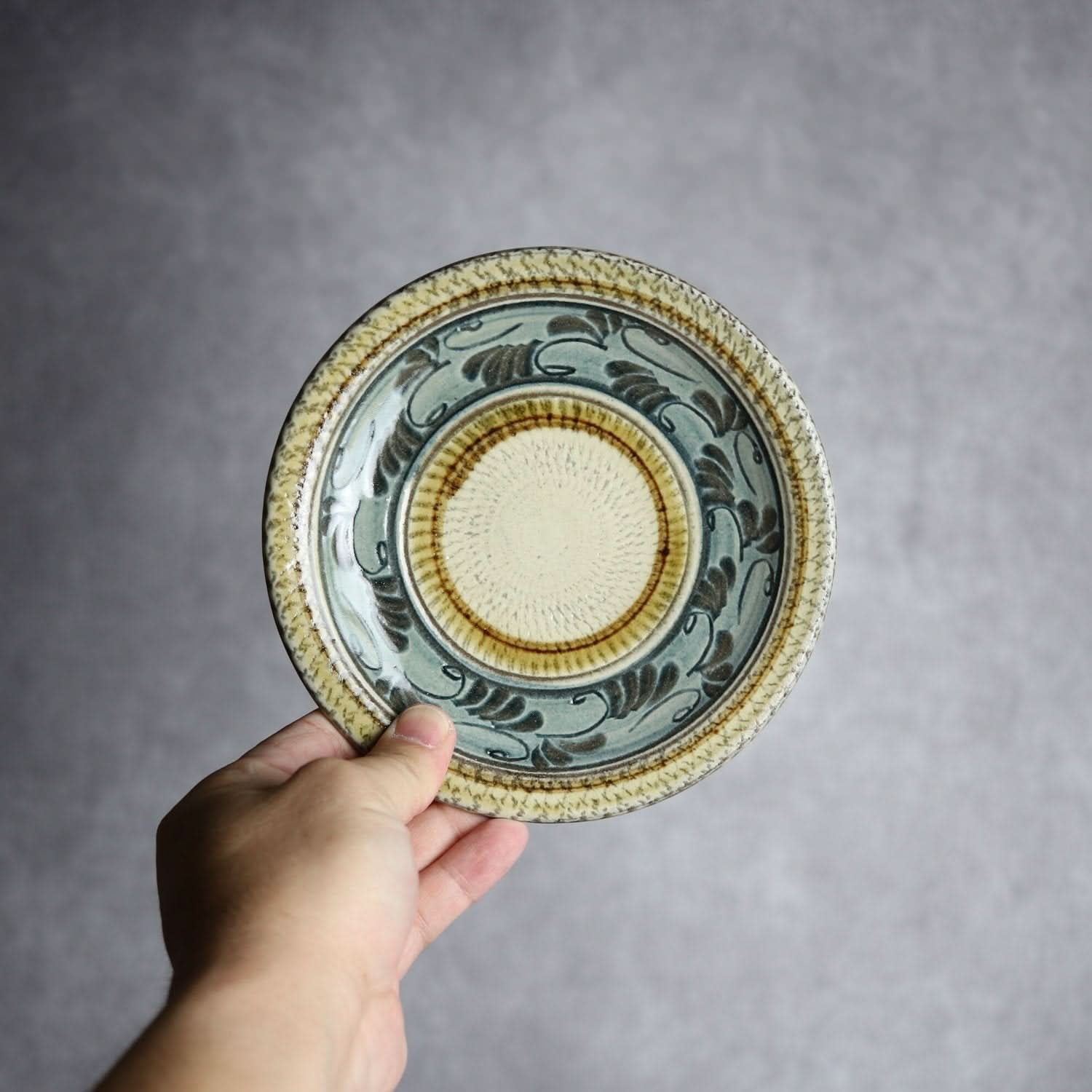 5寸皿 線彫唐草 やちむん 陶器 真南風工房 やちむん 陶器.