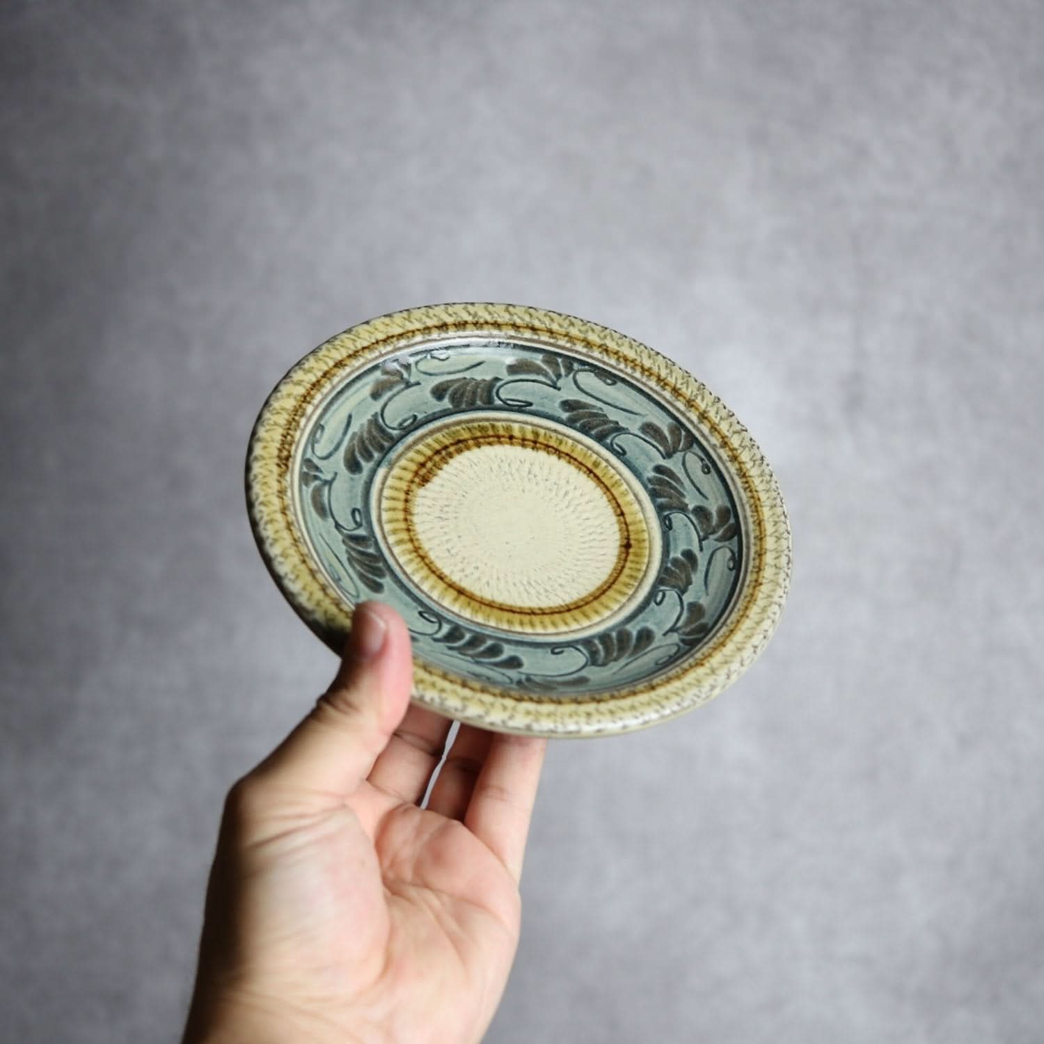 5寸皿 線彫唐草 やちむん 陶器 真南風工房 やちむん 陶器.