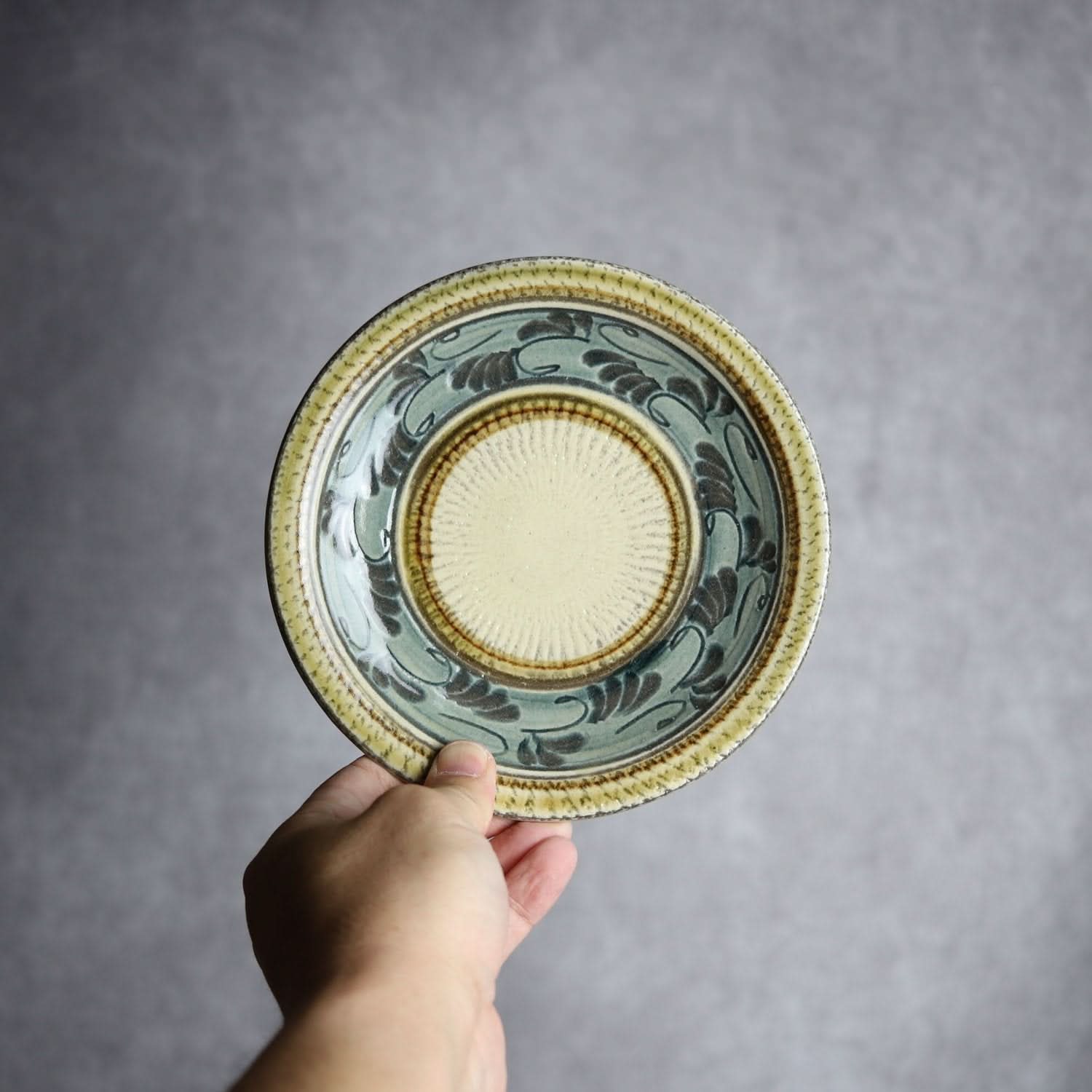 5寸皿 線彫唐草 やちむん 陶器 真南風工房 やちむん 陶器.