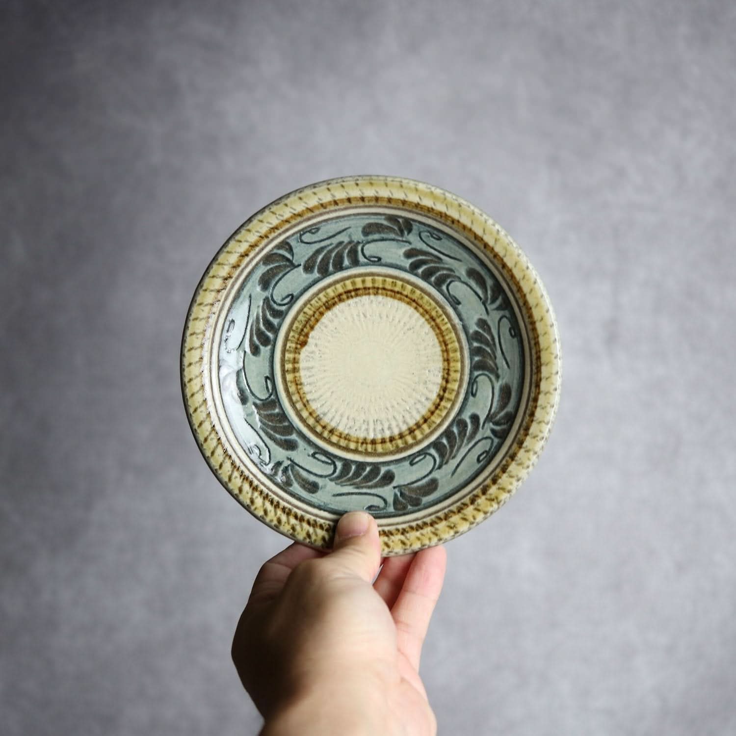 5寸皿 線彫唐草 やちむん 陶器 真南風工房 やちむん 陶器.