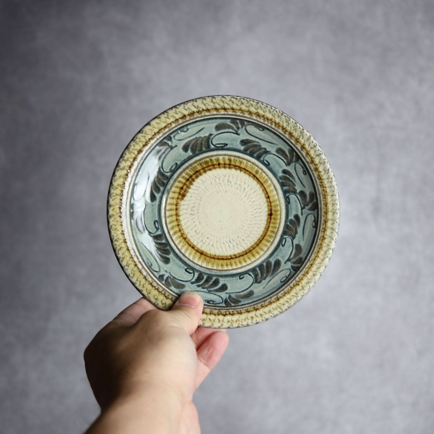 5寸皿 線彫唐草 やちむん 陶器 真南風工房 やちむん 陶器.