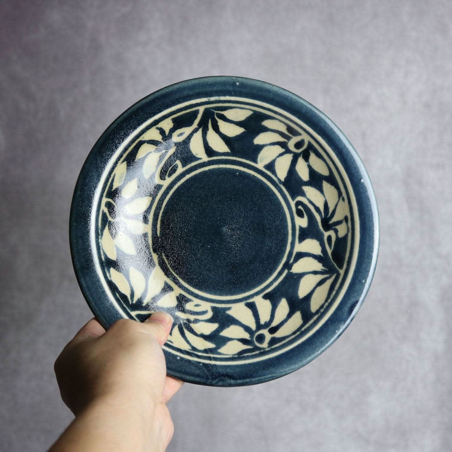 7寸皿 呉須釉 蝋抜 菊紋唐草 やちむん 陶器 真南風工房 やちむん 陶器.