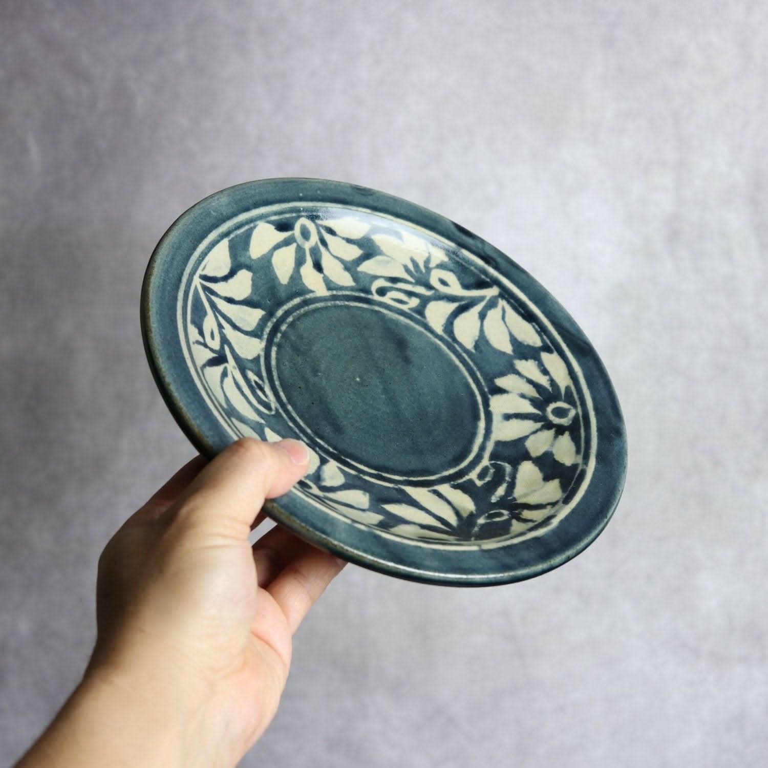 7寸皿 呉須釉 蝋抜 菊紋唐草 やちむん 陶器 真南風工房 やちむん 陶器.