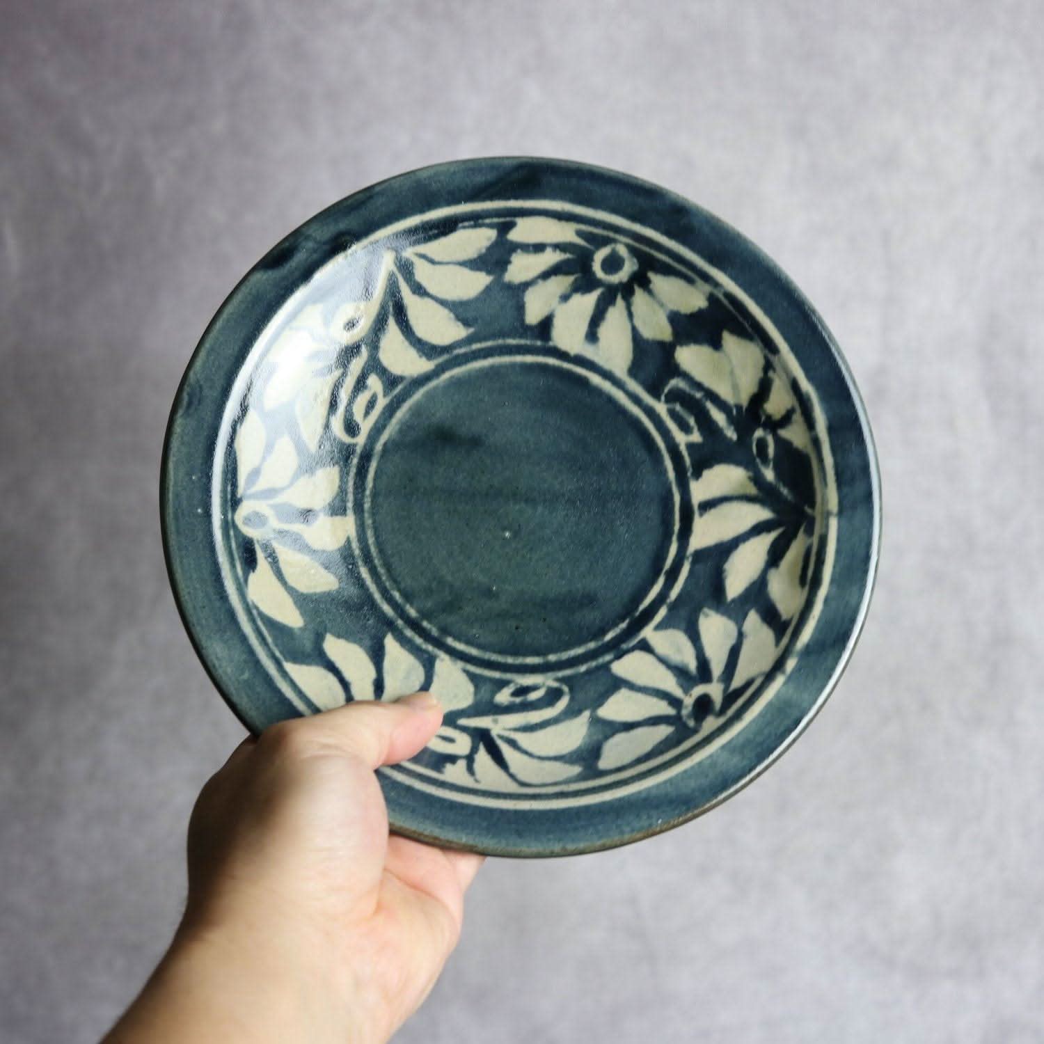 7寸皿 呉須釉 蝋抜 菊紋唐草 やちむん 陶器 真南風工房 やちむん 陶器.
