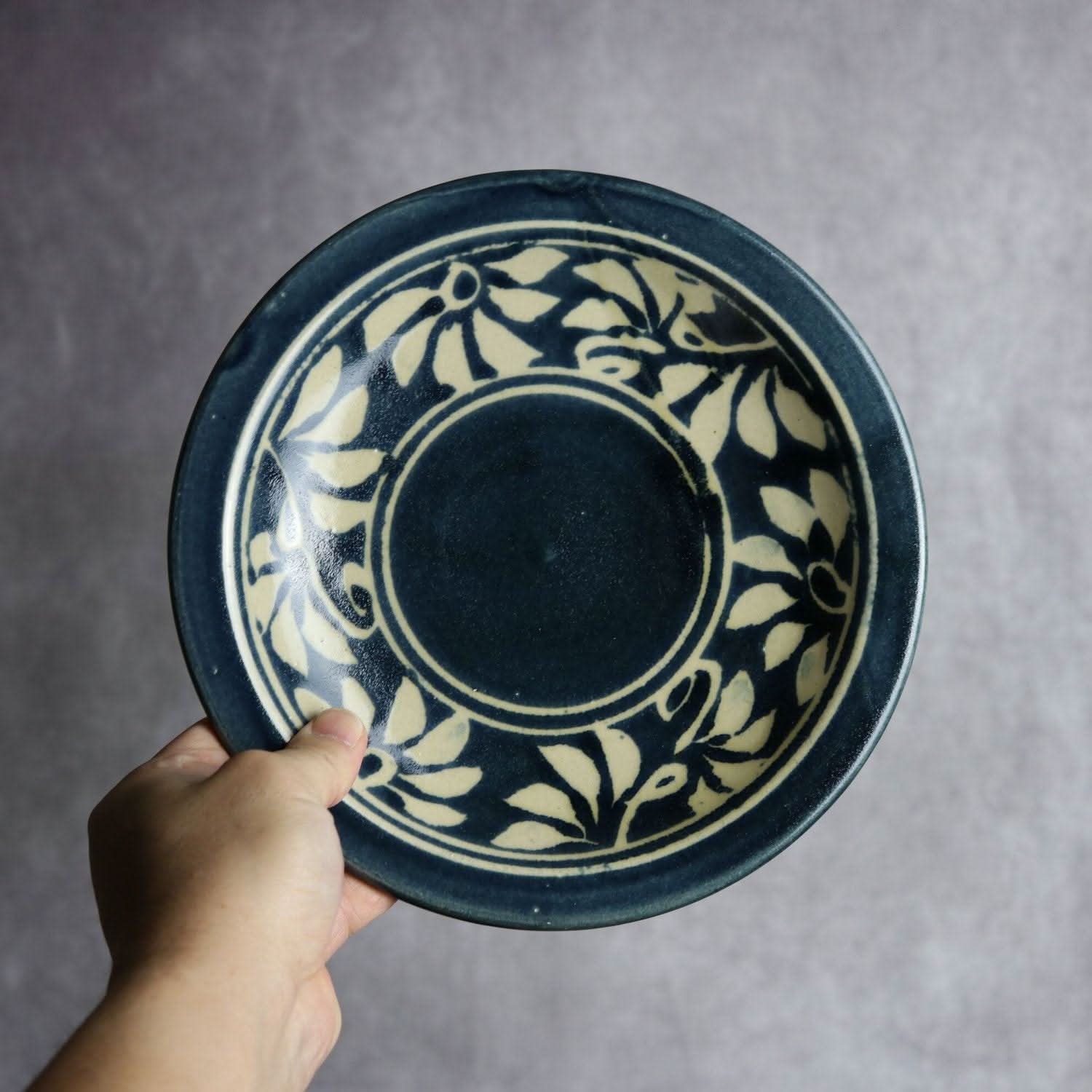7寸皿 呉須釉 蝋抜 菊紋唐草 やちむん 陶器 真南風工房 やちむん 陶器.