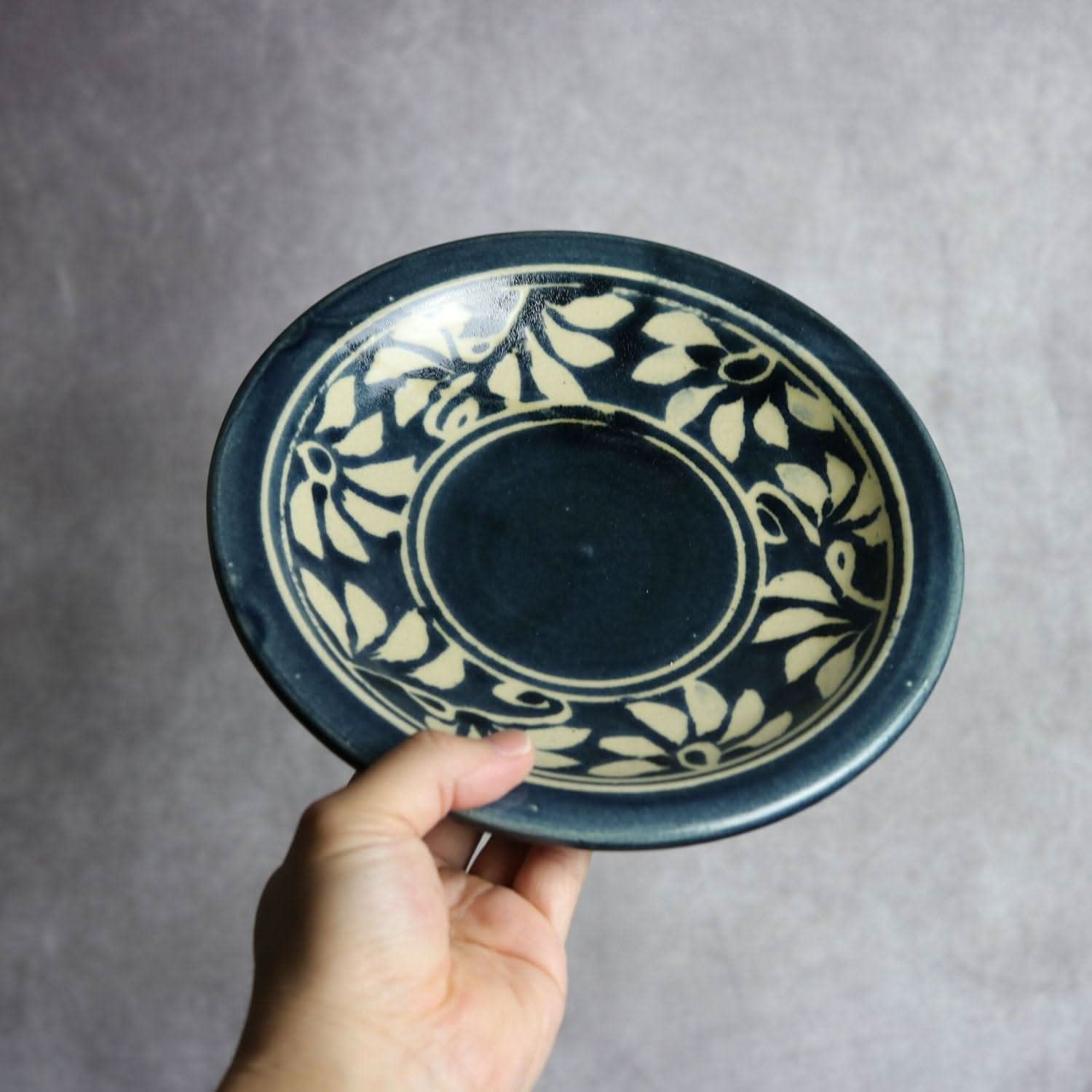 7寸皿 呉須釉 蝋抜 菊紋唐草 やちむん 陶器 真南風工房 やちむん 陶器.