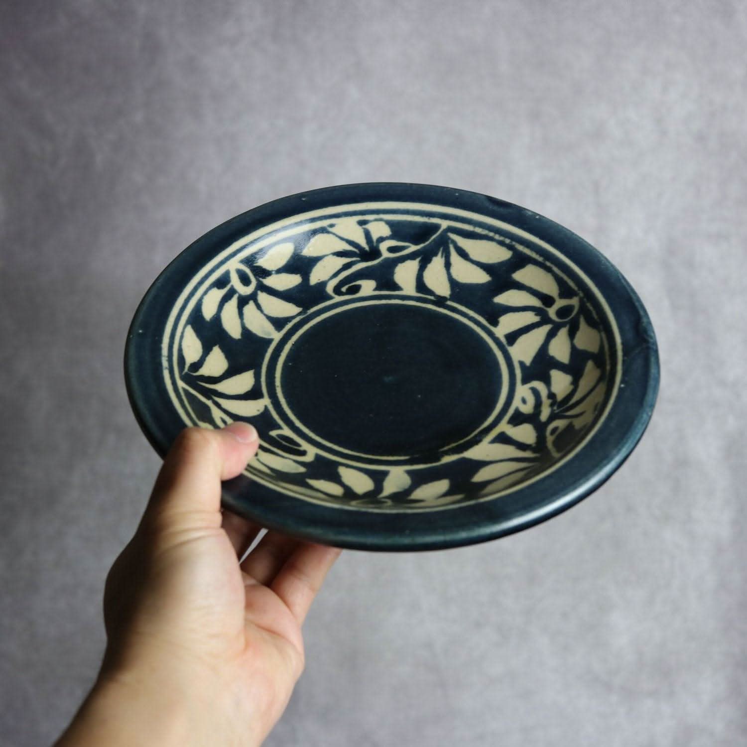 7寸皿 呉須釉 蝋抜 菊紋唐草 やちむん 陶器 真南風工房 やちむん 陶器.