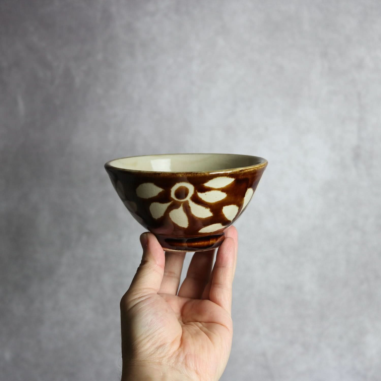 4寸マカイ 飴釉 蝋抜 菊紋唐草 やちむん 陶器 真南風工房 やちむん 陶器.