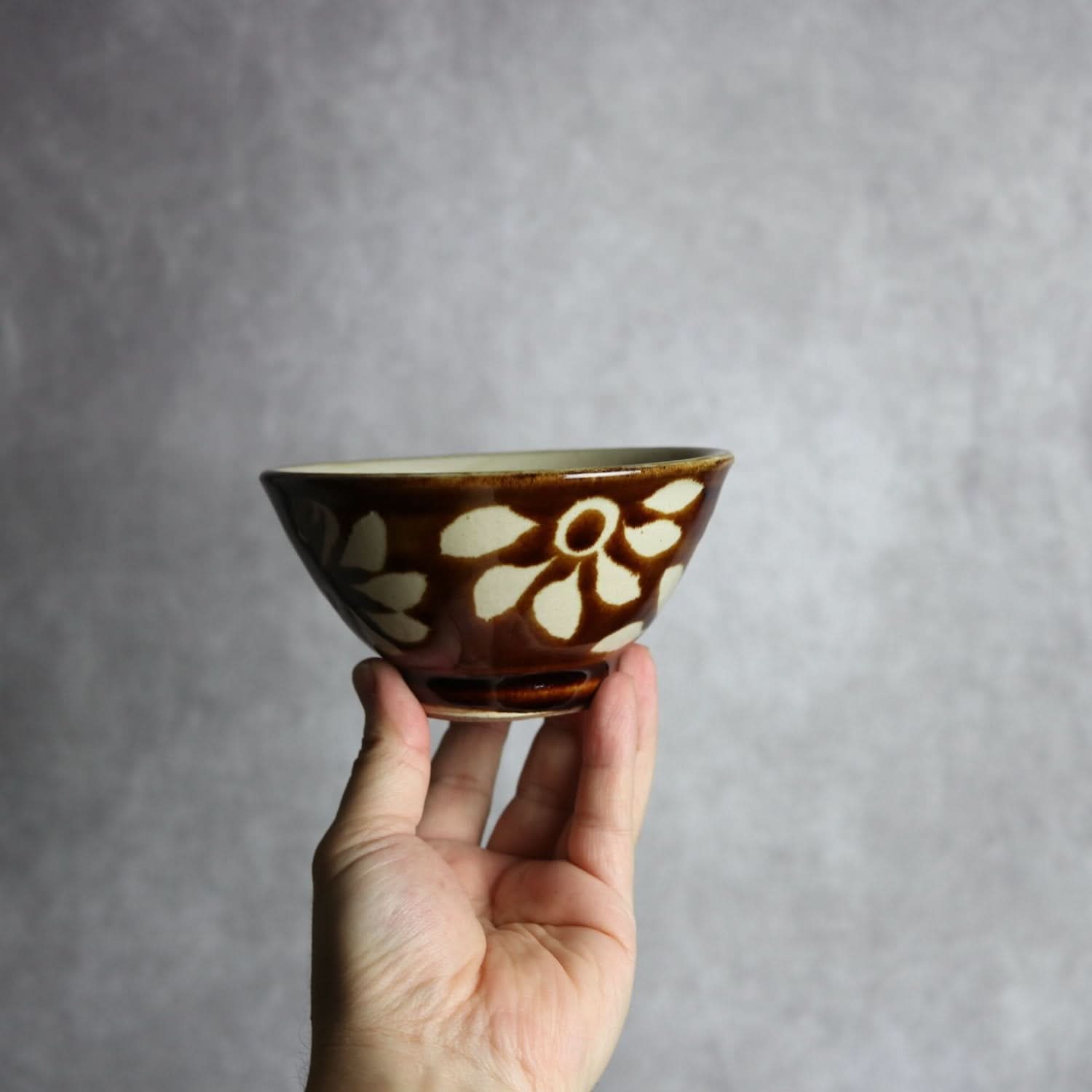 4寸マカイ 飴釉 蝋抜 菊紋唐草 やちむん 陶器 真南風工房 やちむん 陶器.