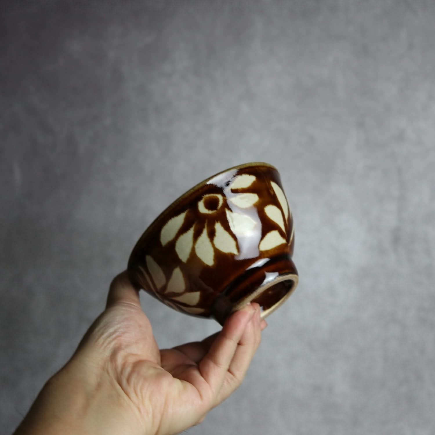 4寸マカイ 飴釉 蝋抜 菊紋唐草 やちむん 陶器 真南風工房 やちむん 陶器.