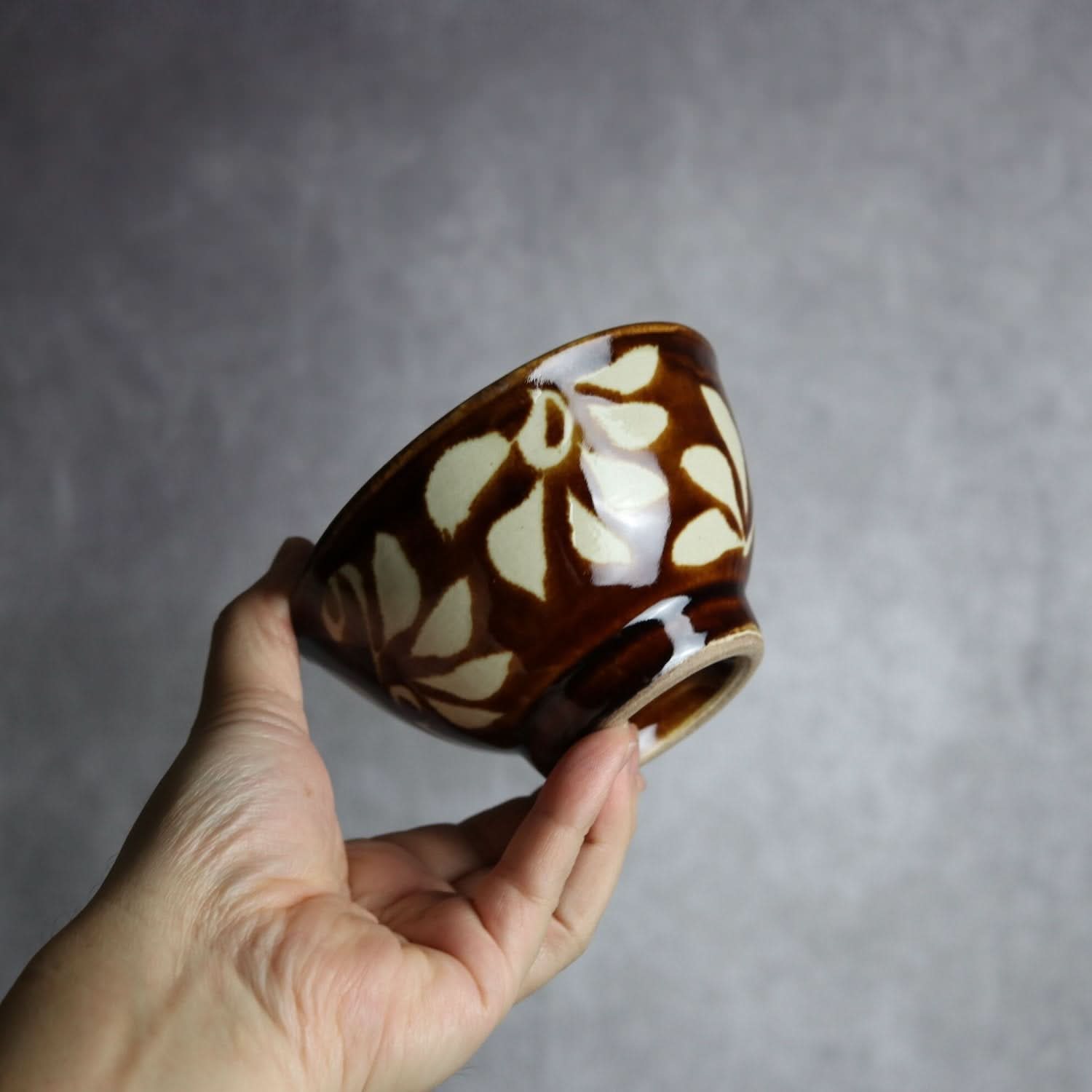 4寸マカイ 飴釉 蝋抜 菊紋唐草 やちむん 陶器 真南風工房 やちむん 陶器.