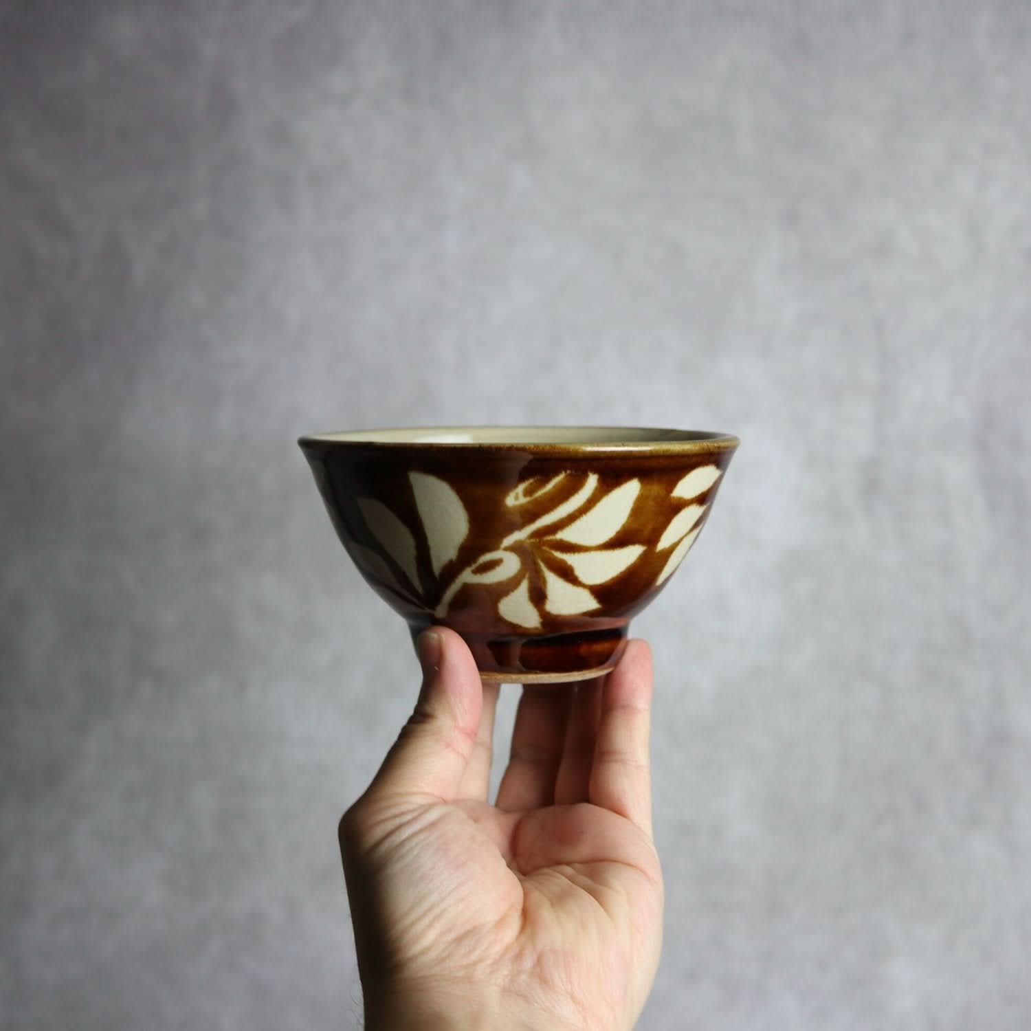 4寸マカイ 飴釉 蝋抜 菊紋唐草 やちむん 陶器 真南風工房 やちむん 陶器.