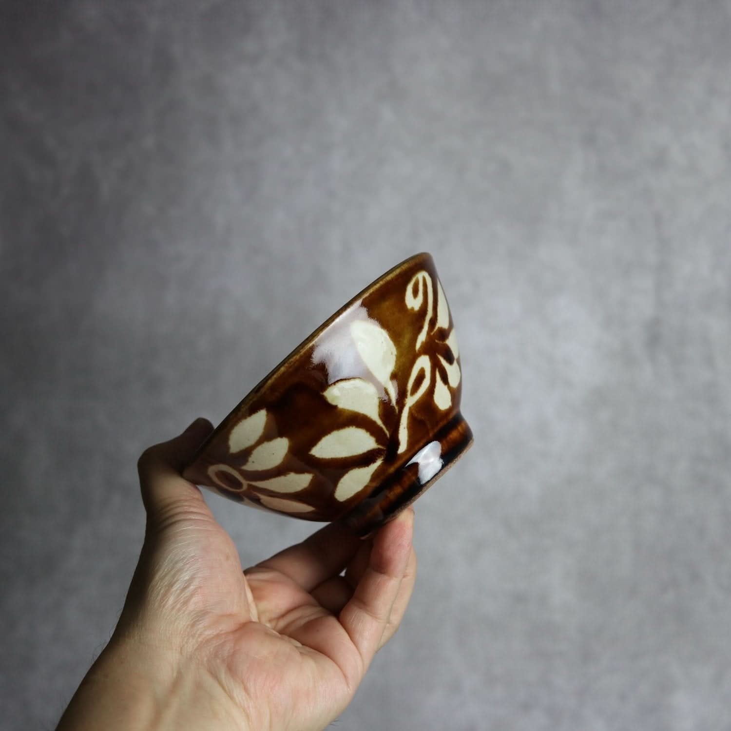 4寸マカイ 飴釉 蝋抜 菊紋唐草 やちむん 陶器 真南風工房 やちむん 陶器.