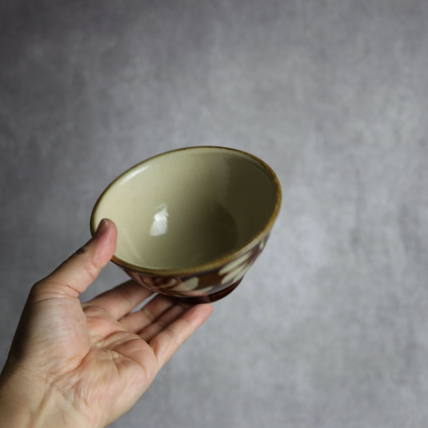 4寸マカイ 飴釉 蝋抜 菊紋唐草 やちむん 陶器 真南風工房 やちむん 陶器.