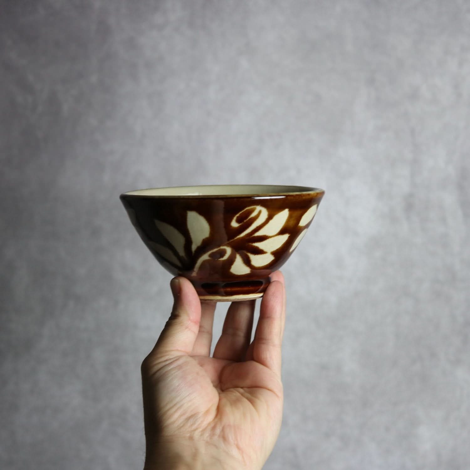 4寸マカイ 飴釉 蝋抜 菊紋唐草 やちむん 陶器 真南風工房 やちむん 陶器.