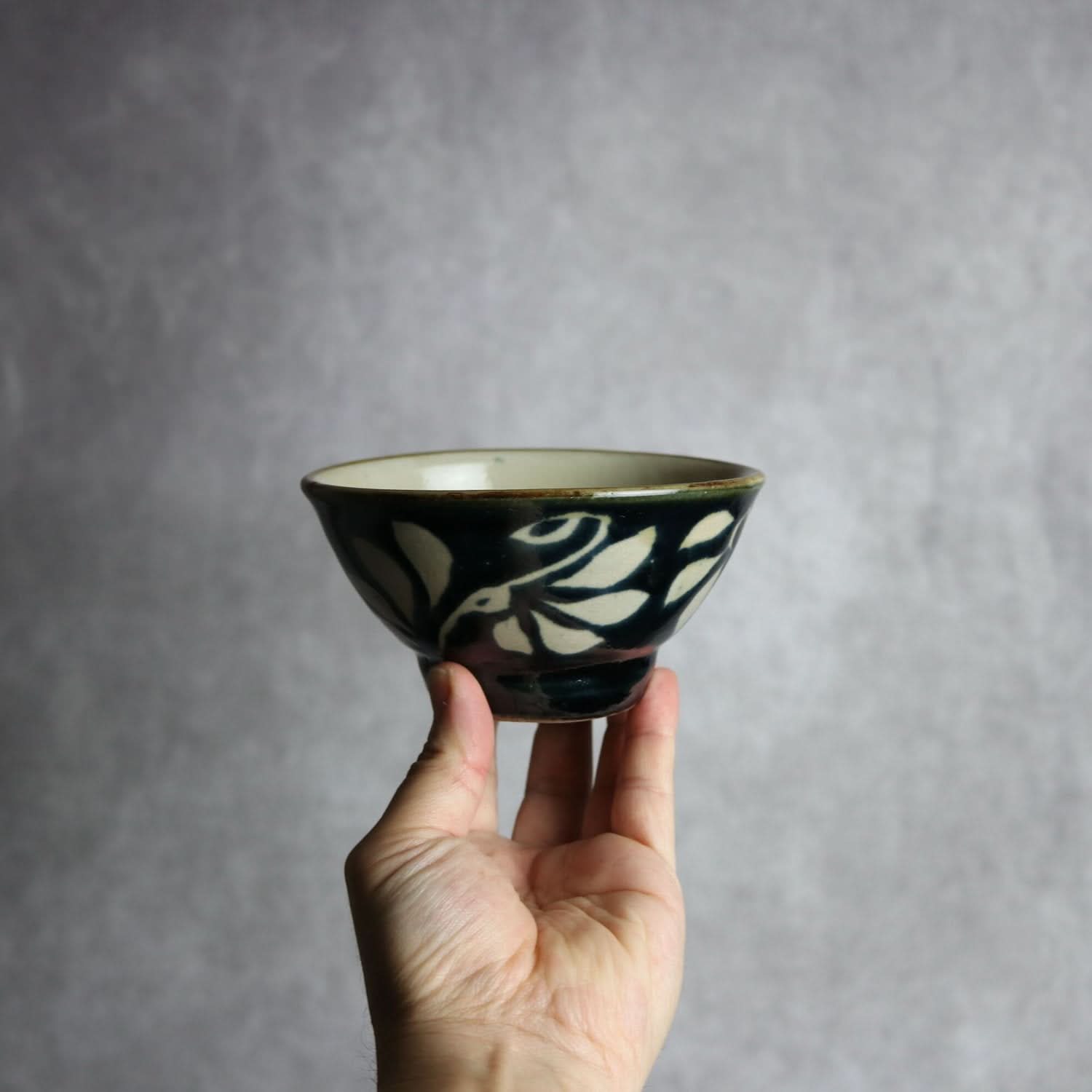 4寸マカイ 呉須釉 蝋抜 菊紋唐草 やちむん 陶器 真南風工房 やちむん 陶器.