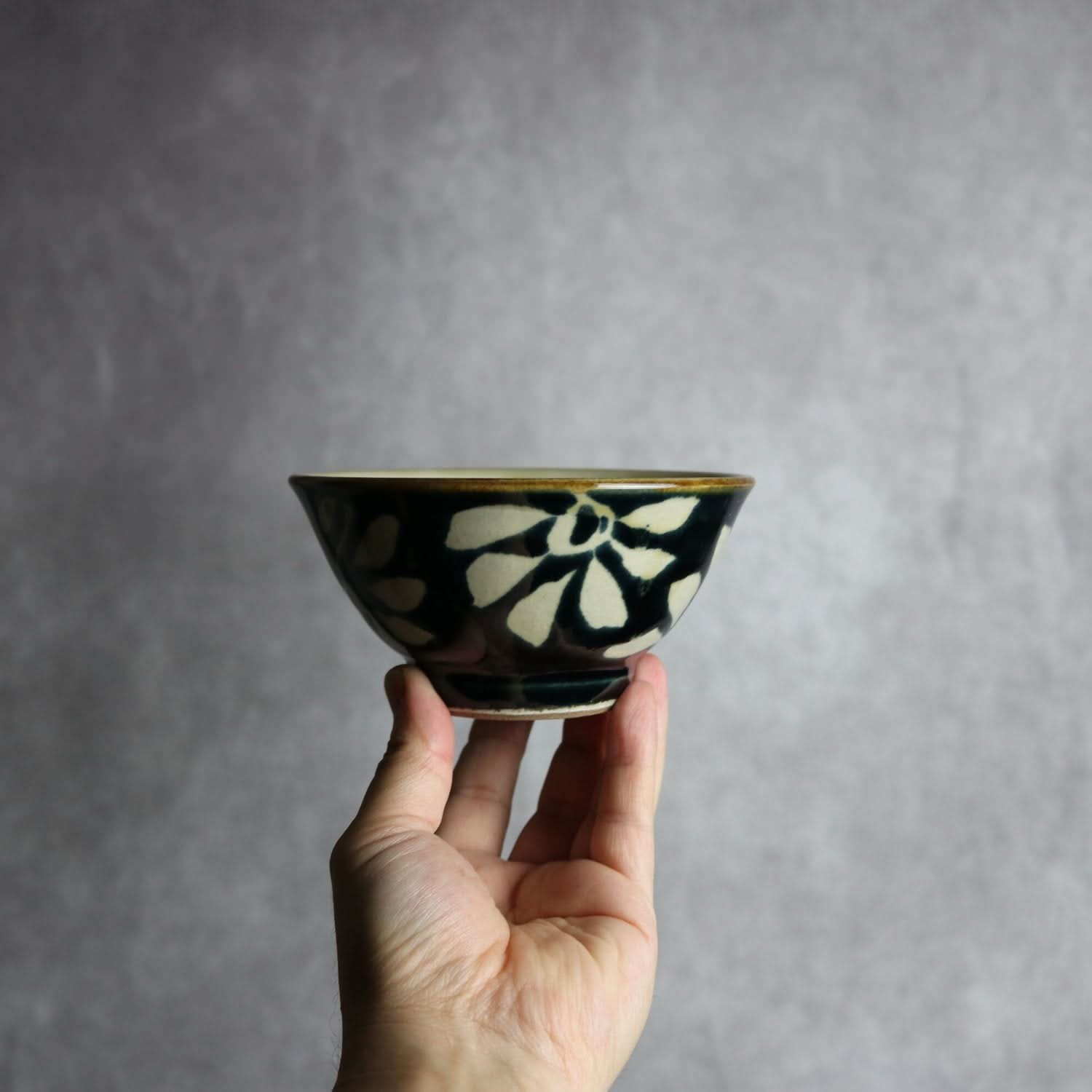 4寸マカイ 呉須釉 蝋抜 菊紋唐草 やちむん 陶器 真南風工房 やちむん 陶器.