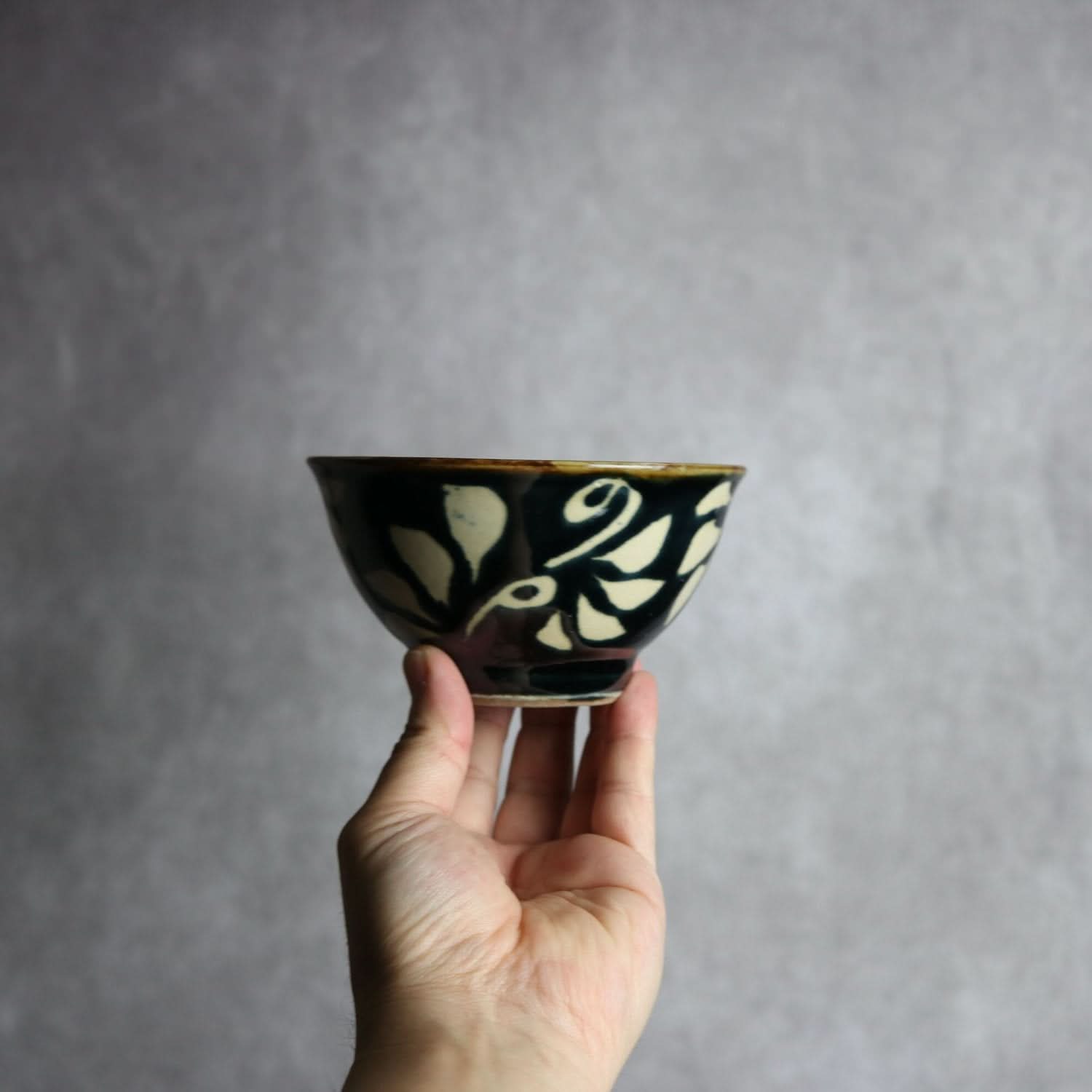 4寸マカイ 呉須釉 蝋抜 菊紋唐草 やちむん 陶器 真南風工房 やちむん 陶器.