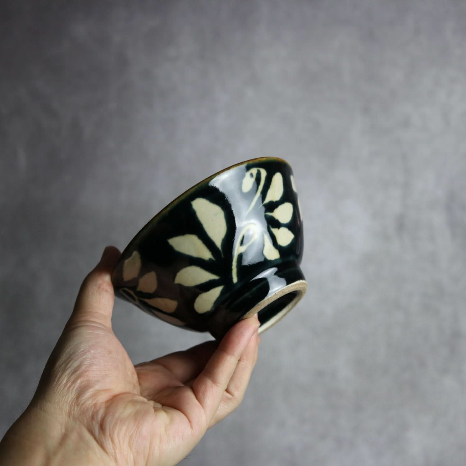 4寸マカイ 呉須釉 蝋抜 菊紋唐草 やちむん 陶器 真南風工房 やちむん 陶器.