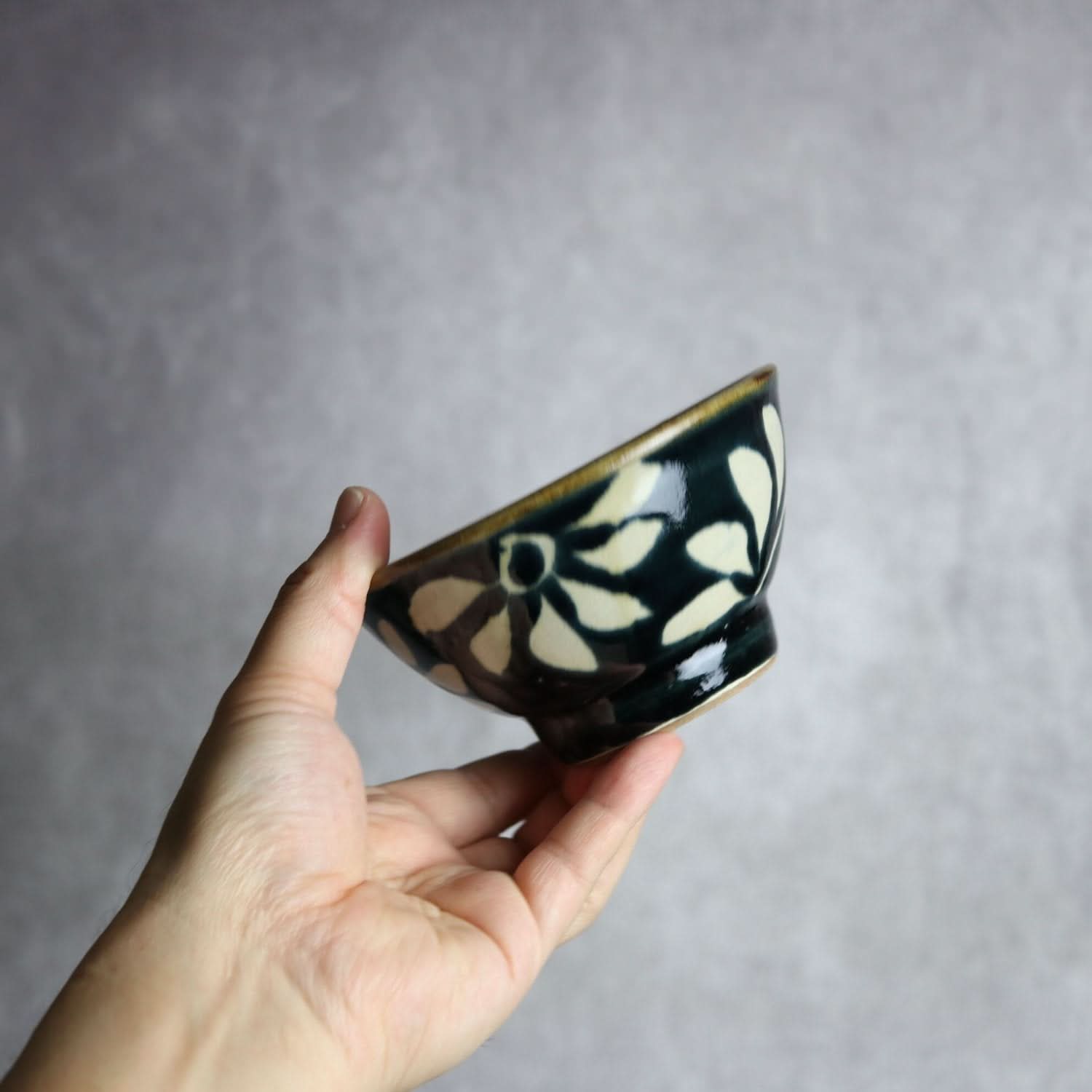 4寸マカイ 呉須釉 蝋抜 菊紋唐草 やちむん 陶器 真南風工房 やちむん 陶器.