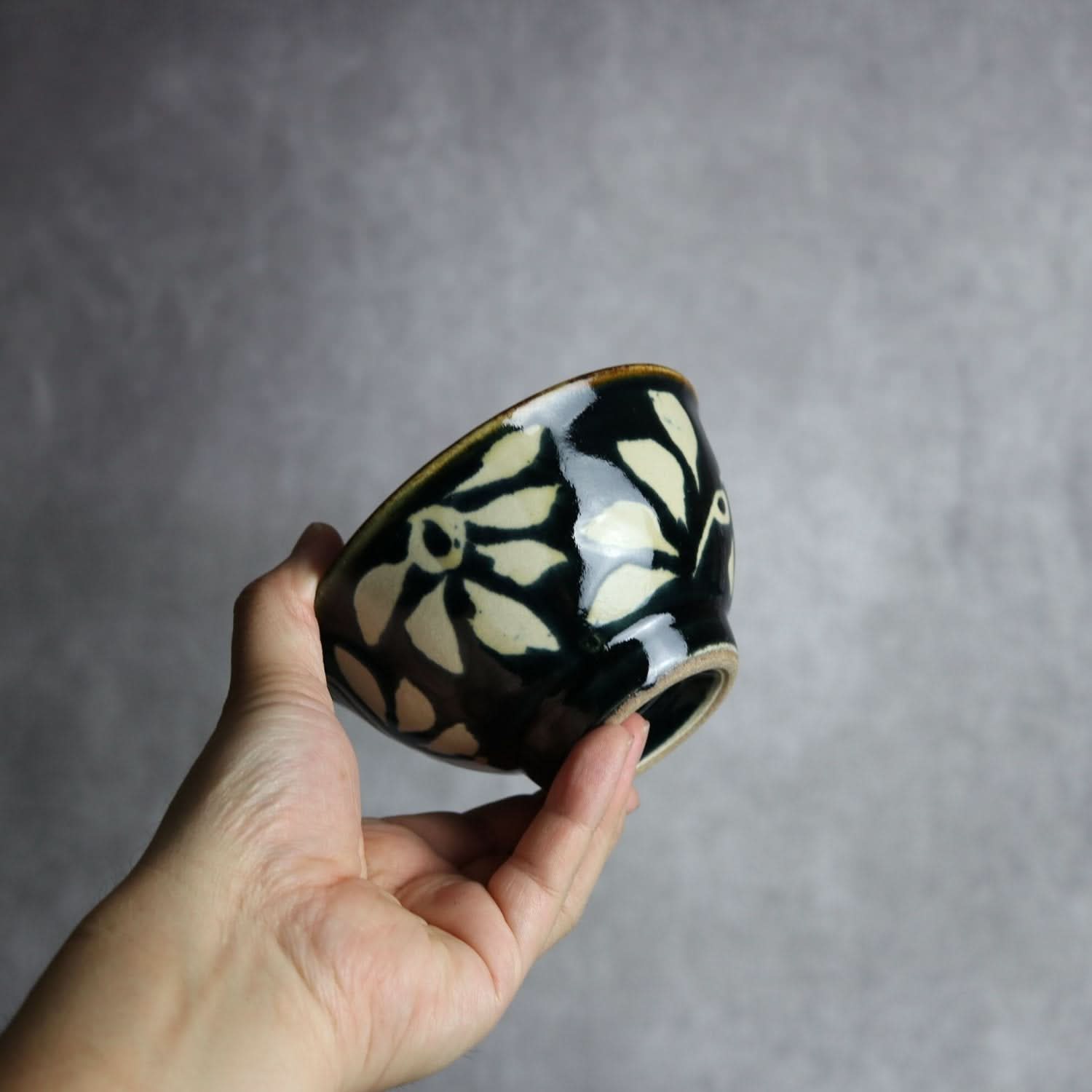 4寸マカイ 呉須釉 蝋抜 菊紋唐草 やちむん 陶器 真南風工房 やちむん 陶器.