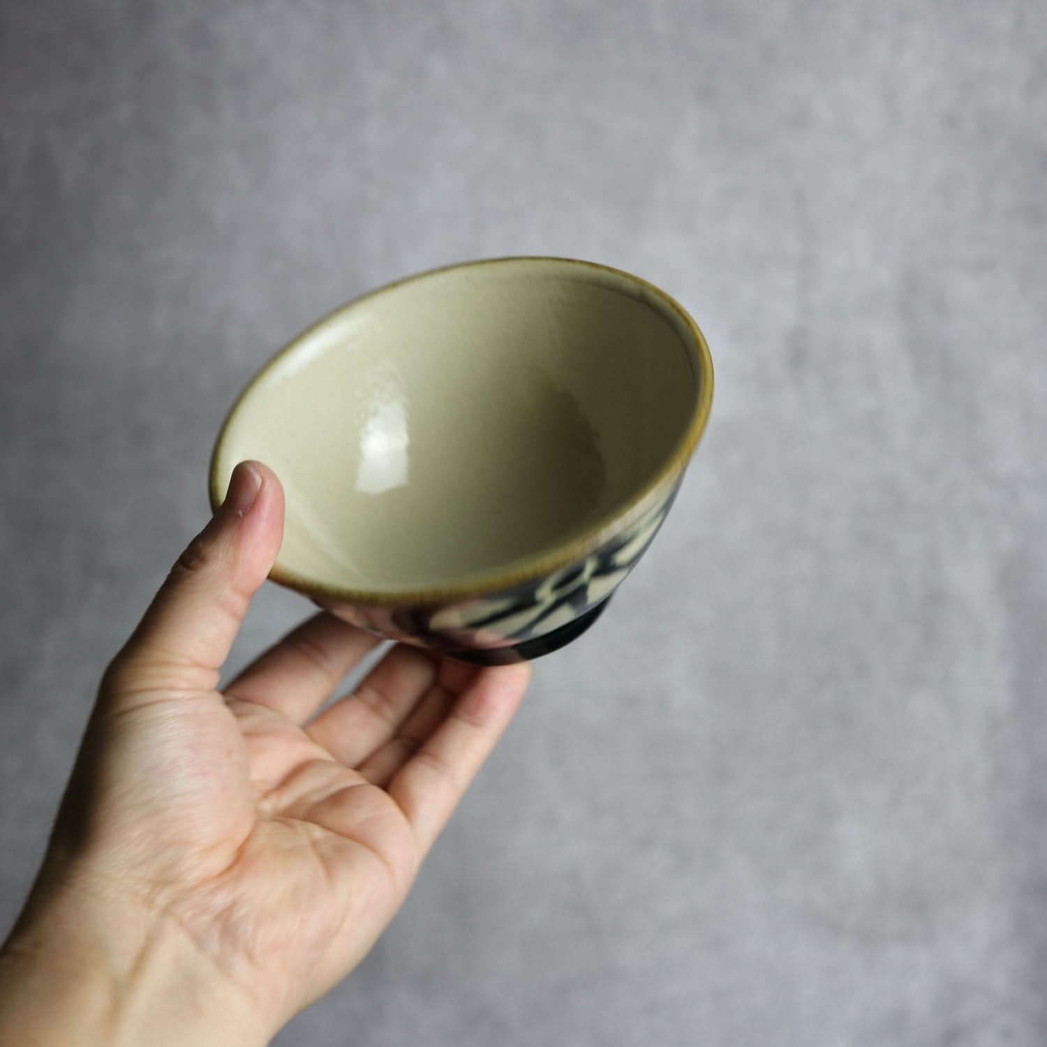 4寸マカイ 呉須釉 蝋抜 菊紋唐草 やちむん 陶器 真南風工房 やちむん 陶器.