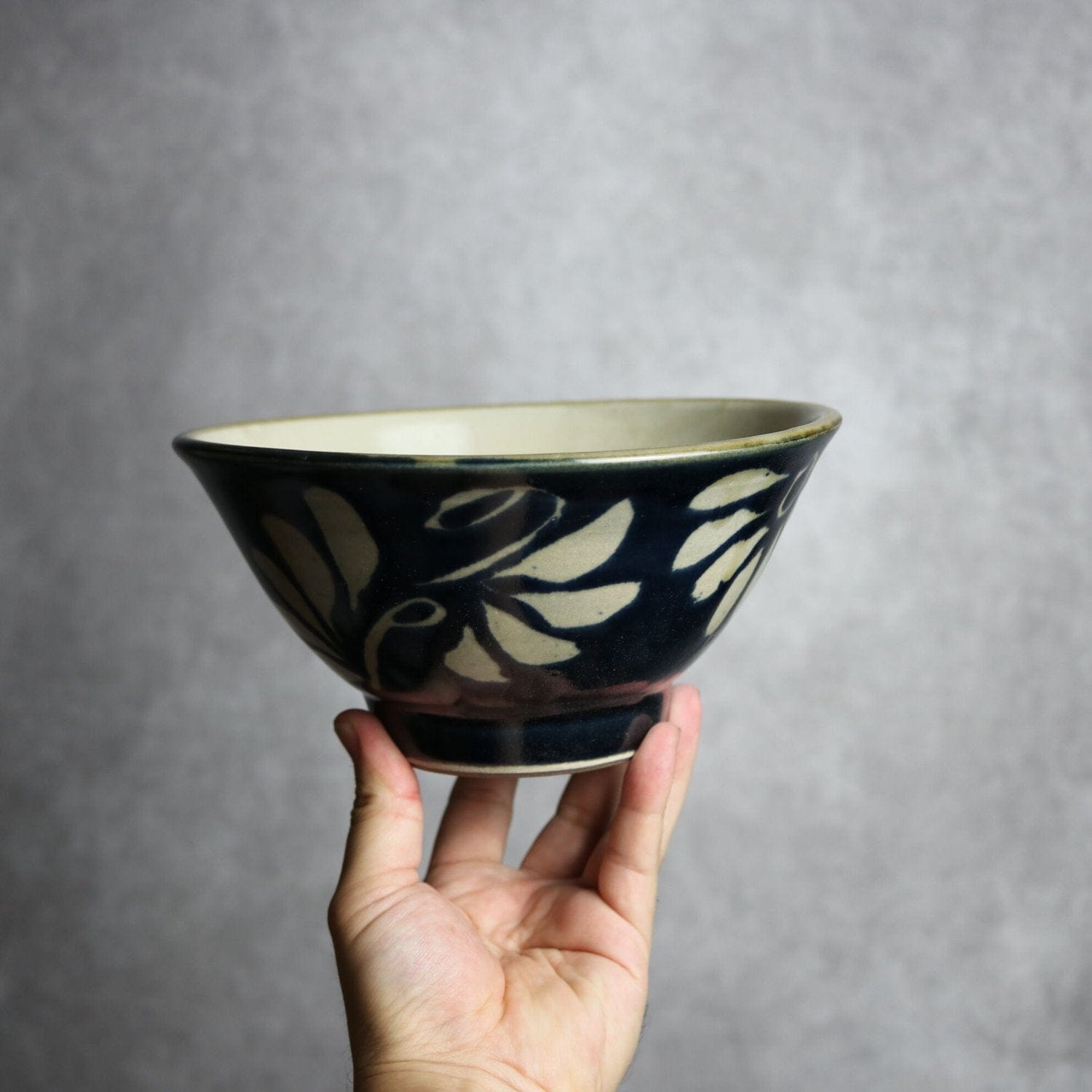 6寸マカイ 呉須釉 蝋抜 菊紋唐草 やちむん 陶器 真南風工房 やちむん 陶器.