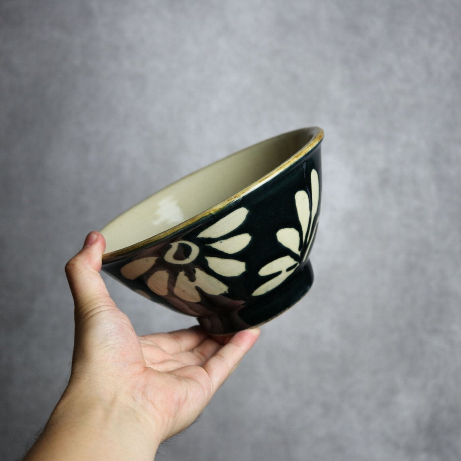 6寸マカイ 呉須釉 蝋抜 菊紋唐草 やちむん 陶器 真南風工房 やちむん 陶器.