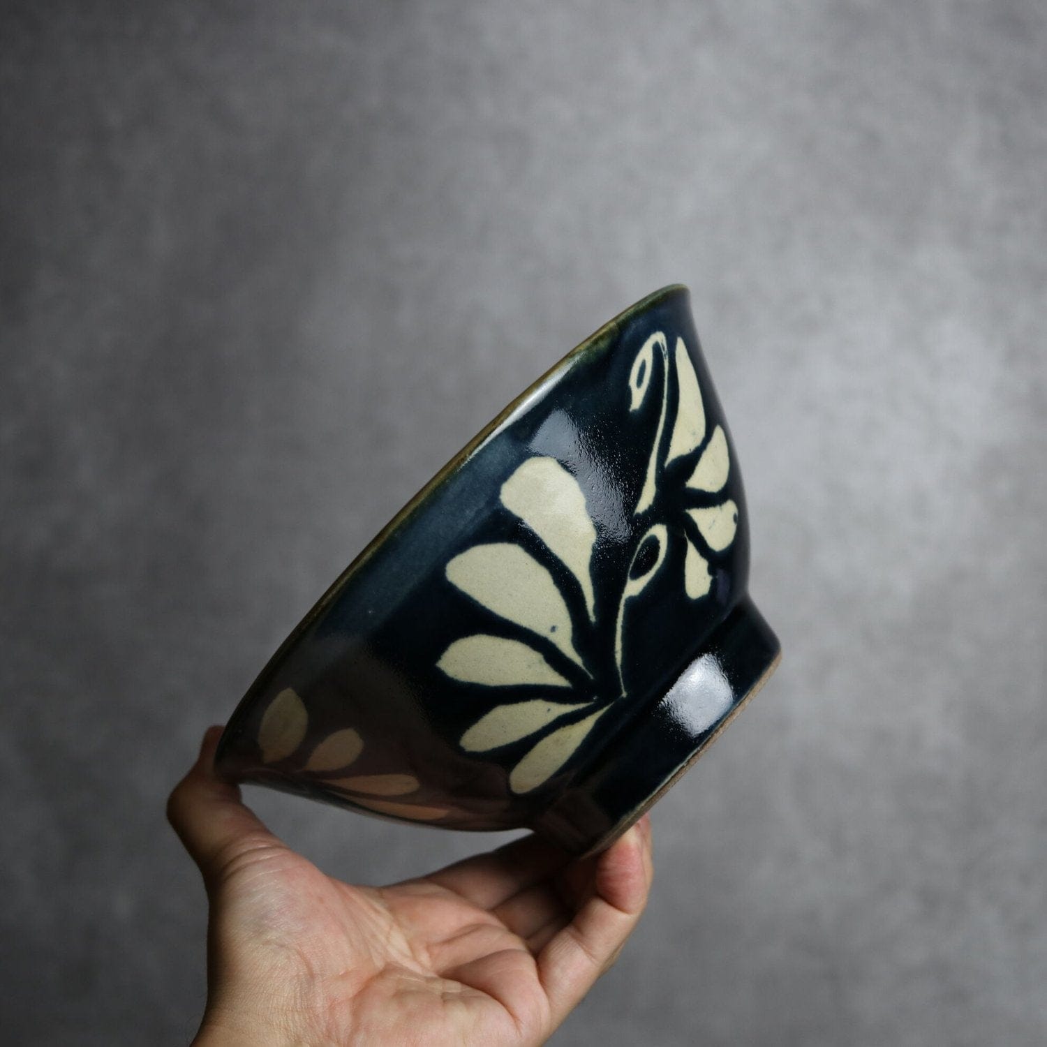 6寸マカイ 呉須釉 蝋抜 菊紋唐草 やちむん 陶器 真南風工房 やちむん 陶器.