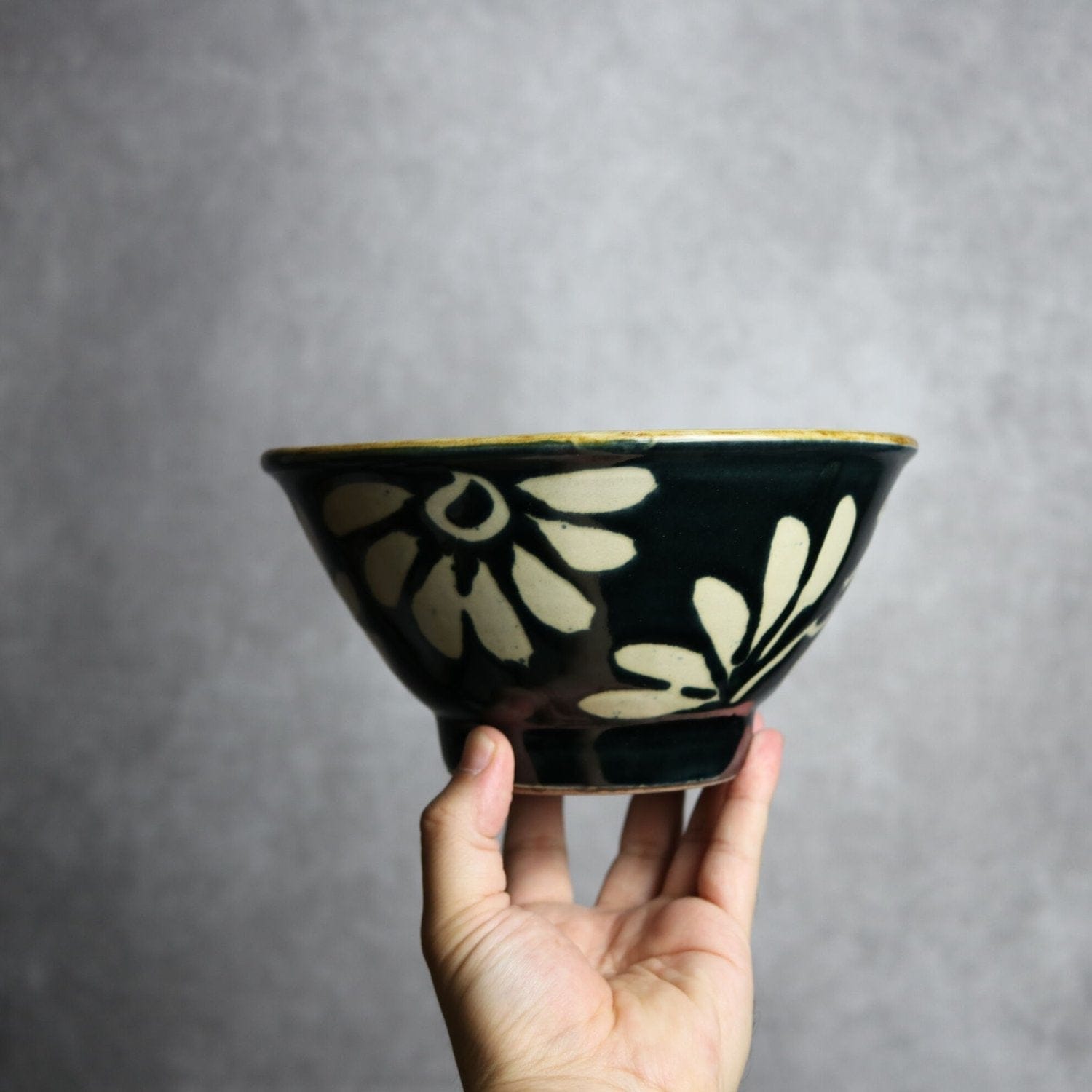 6寸マカイ 呉須釉 蝋抜 菊紋唐草 やちむん 陶器 真南風工房 やちむん 陶器.