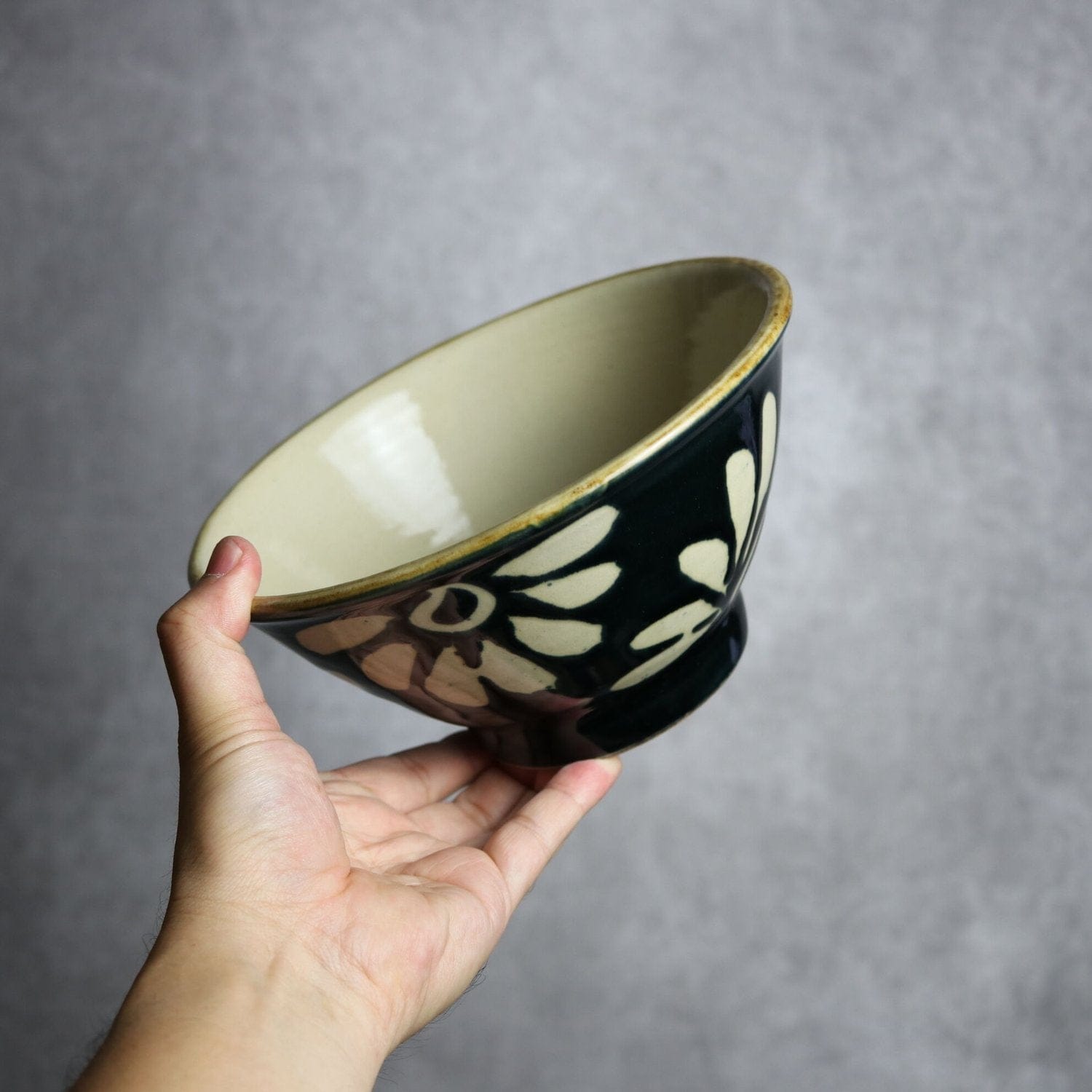 6寸マカイ 呉須釉 蝋抜 菊紋唐草 やちむん 陶器 真南風工房 やちむん 陶器.