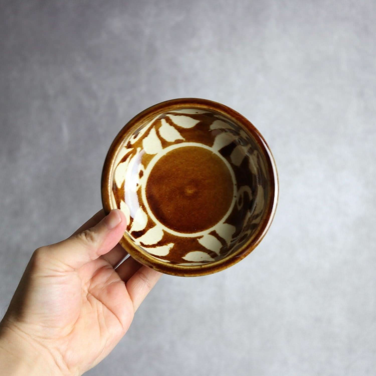 4寸鉢 飴釉 蝋抜 菊紋唐草 やちむん 陶器 真南風工房 やちむん 陶器.