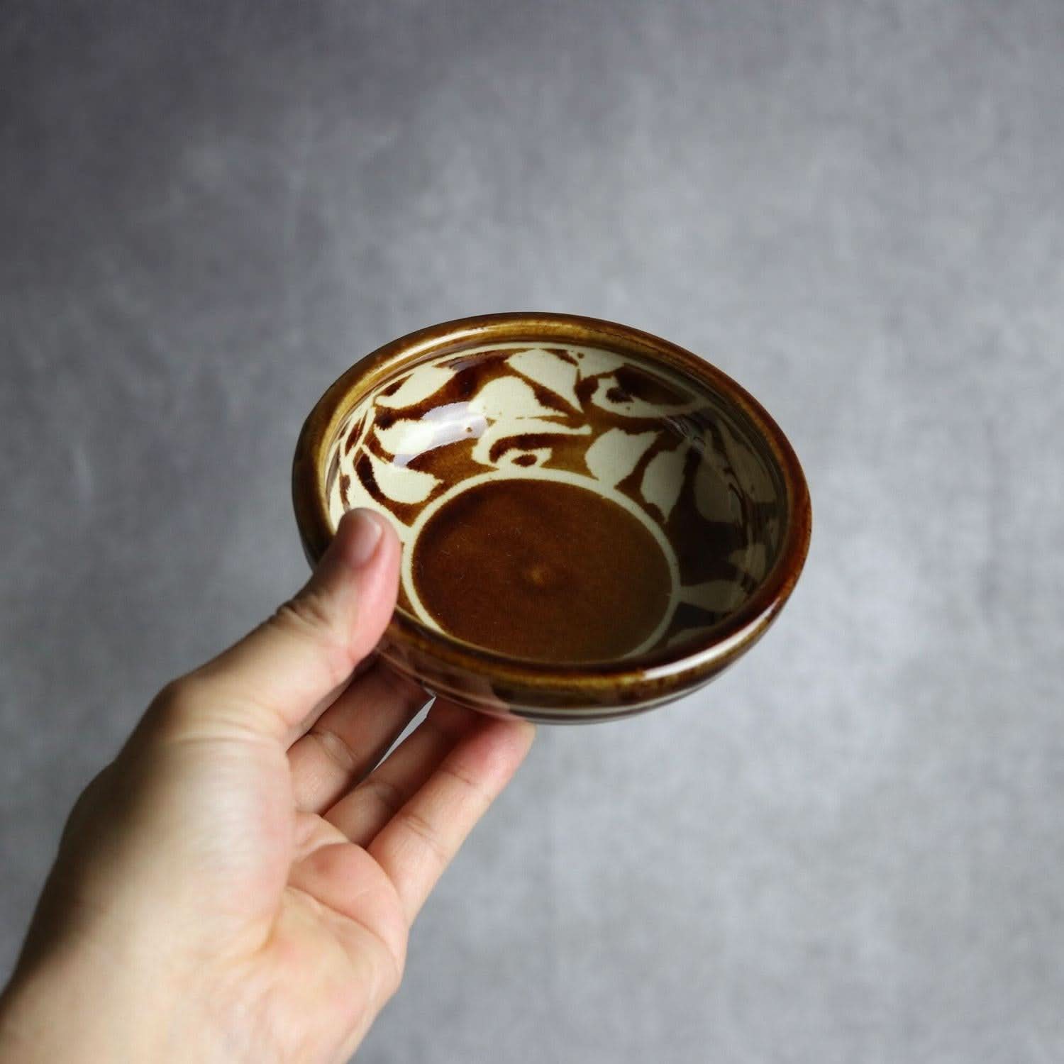 4寸鉢 飴釉 蝋抜 菊紋唐草 やちむん 陶器 真南風工房 やちむん 陶器.