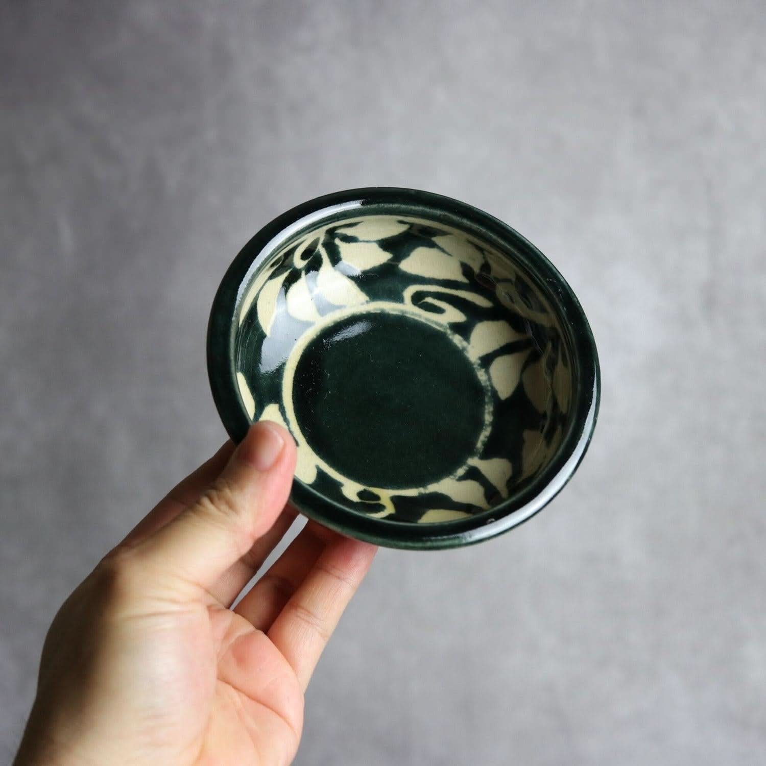 4寸鉢 呉須釉 蝋抜 菊紋唐草 やちむん 陶器 真南風工房 やちむん 陶器.