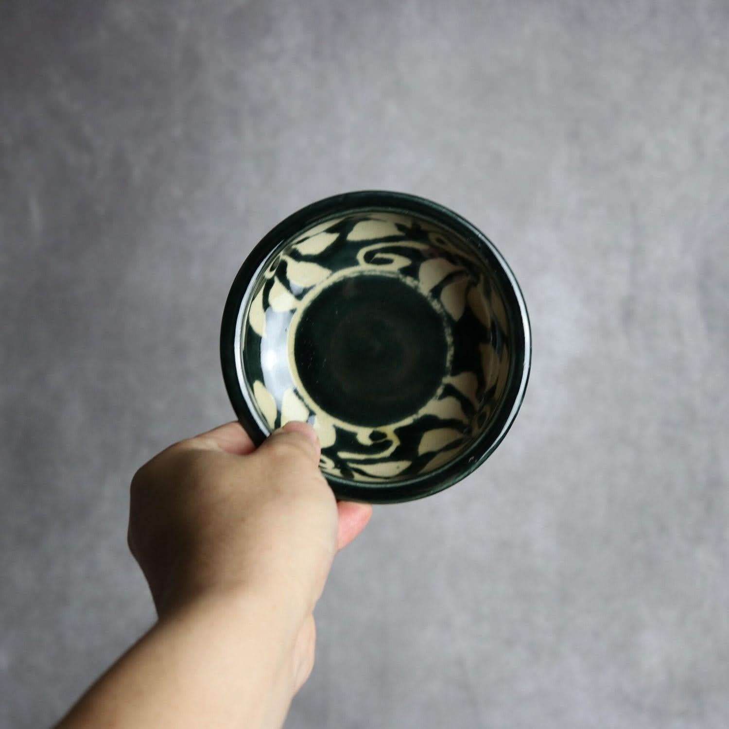 4寸鉢 呉須釉 蝋抜 菊紋唐草 やちむん 陶器 真南風工房 やちむん 陶器.