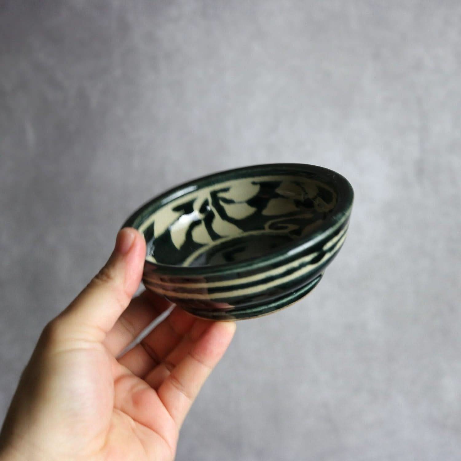 4寸鉢 呉須釉 蝋抜 菊紋唐草 やちむん 陶器 真南風工房 やちむん 陶器.