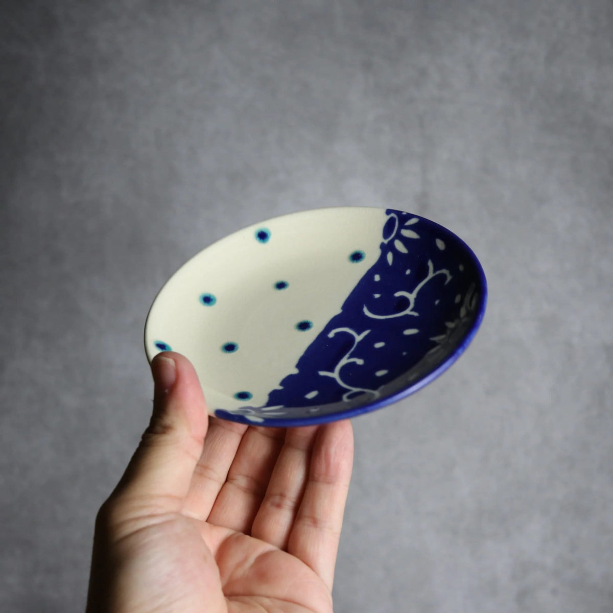 4寸皿 呉須釉 唐草 やちむん 陶器 高江洲陶磁器