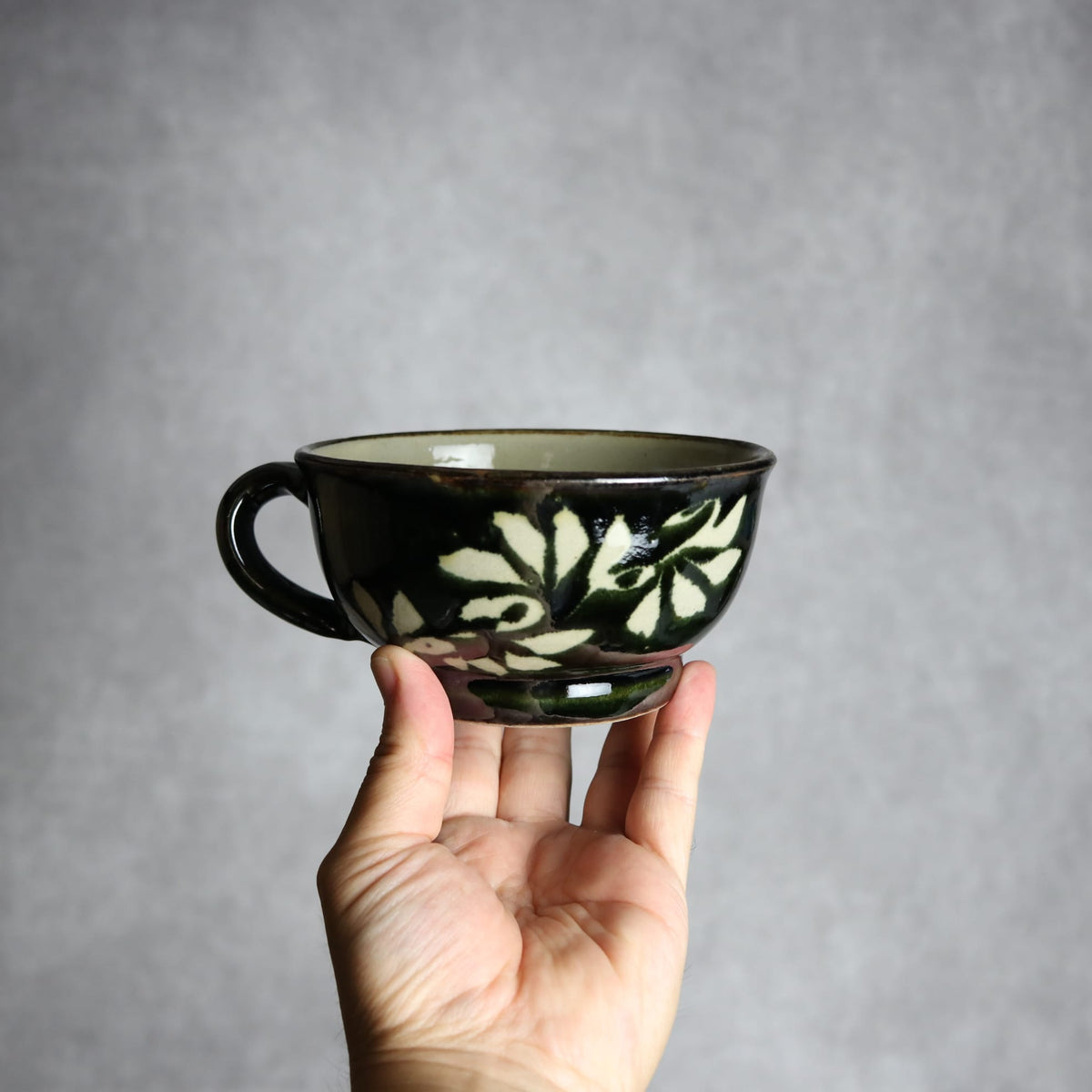 スープカップ 呉須釉 蝋抜 菊紋唐草 やちむん 陶器 真南風工房