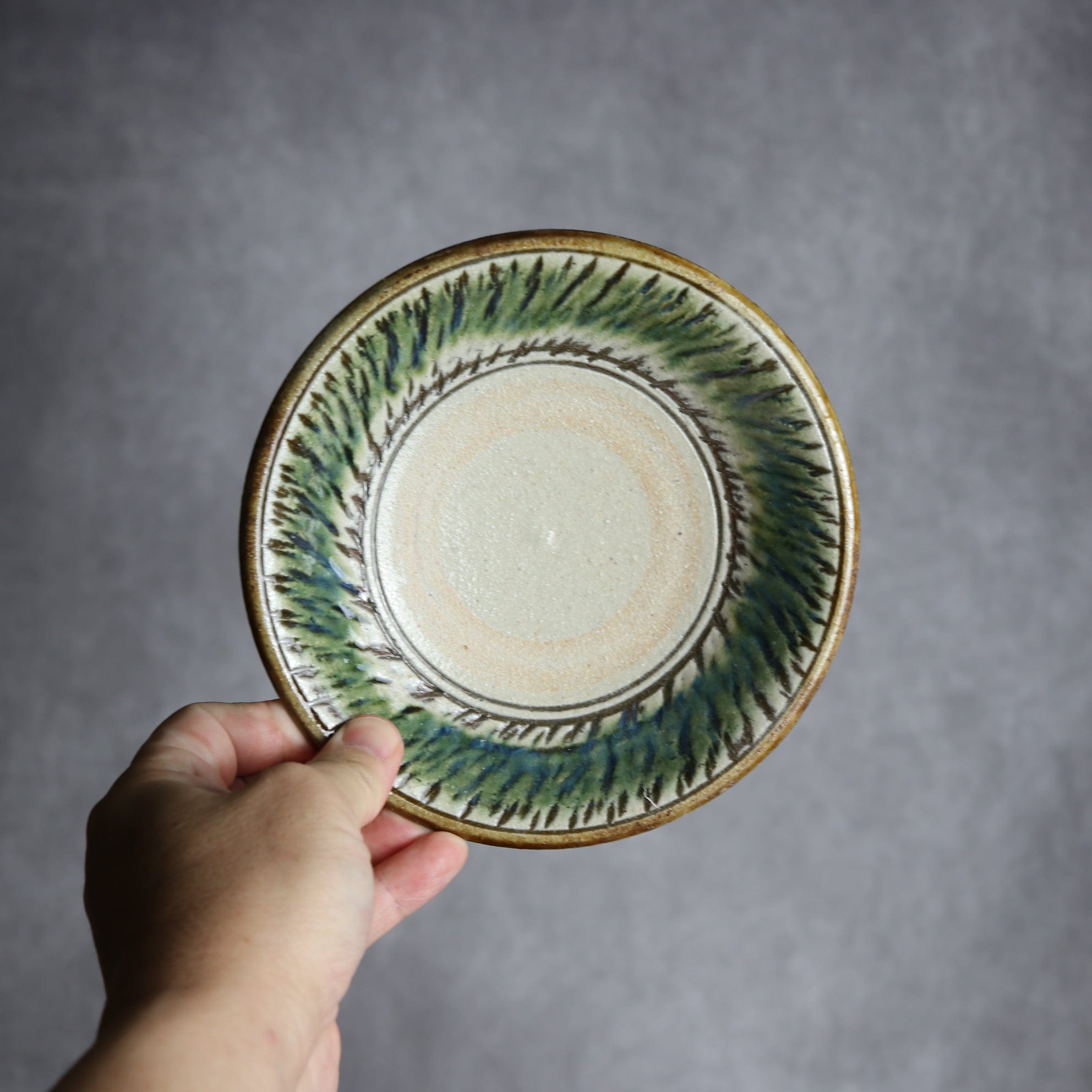 5寸皿1 緑釉 飛鉋 やちむん 陶器 榮一工房