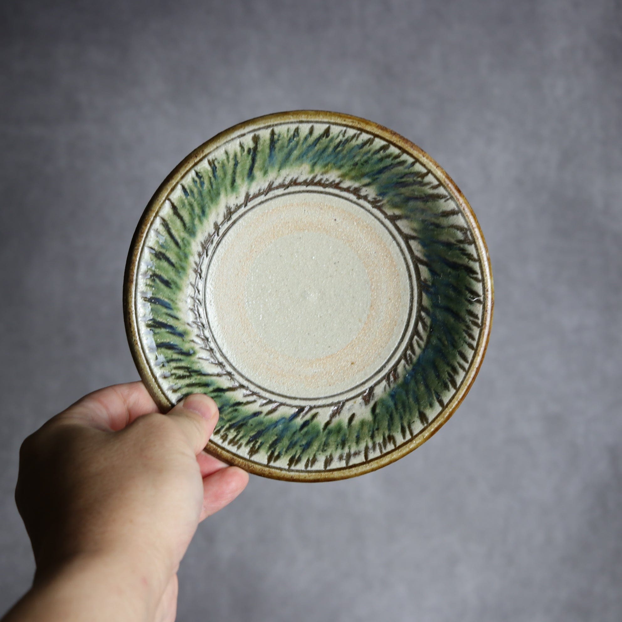5寸皿1 緑釉 飛鉋 やちむん 陶器 榮一工房