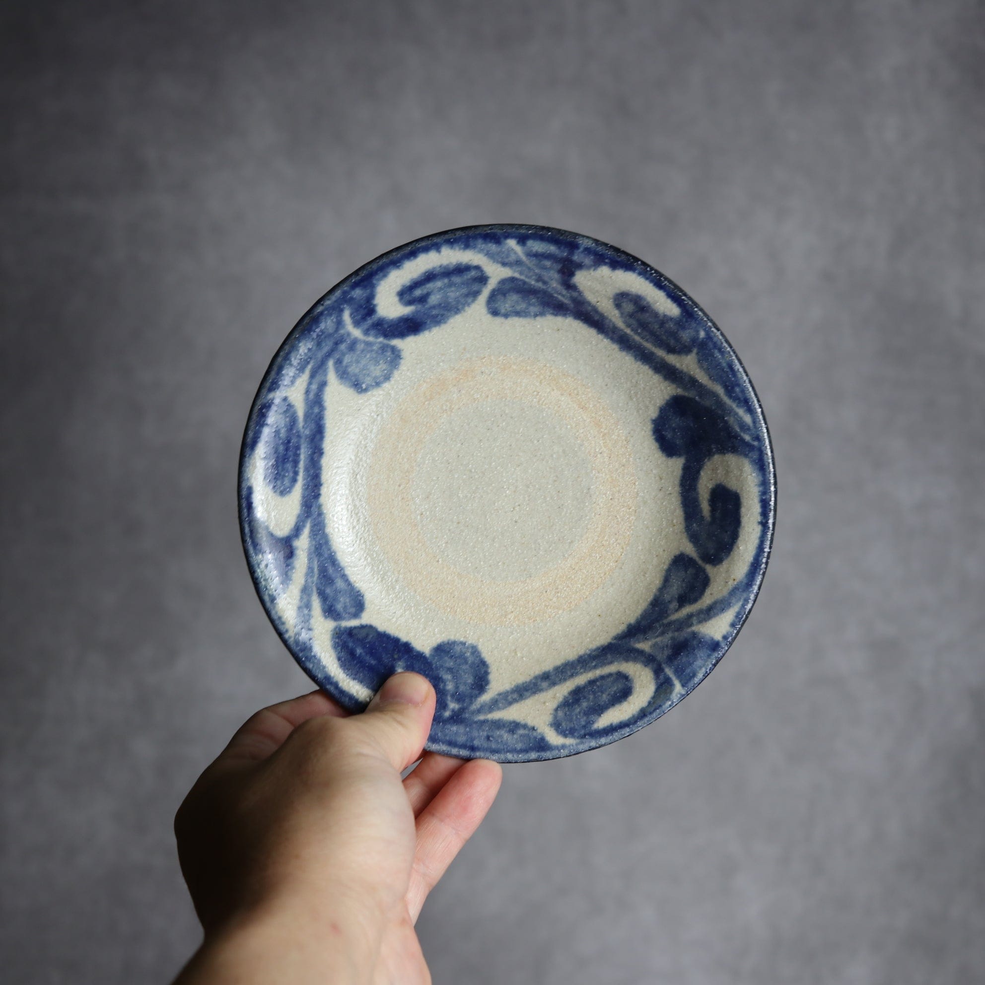 5寸皿1 呉須釉 唐草 やちむん 陶器 榮一工房