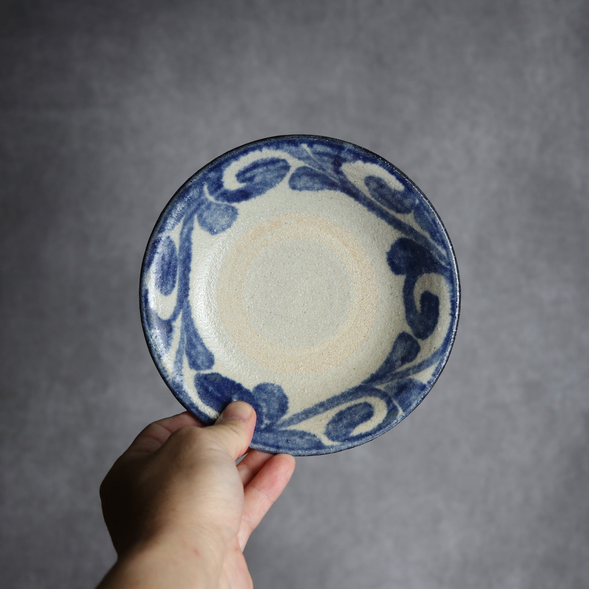 5寸皿1 呉須釉 唐草 やちむん 陶器 榮一工房