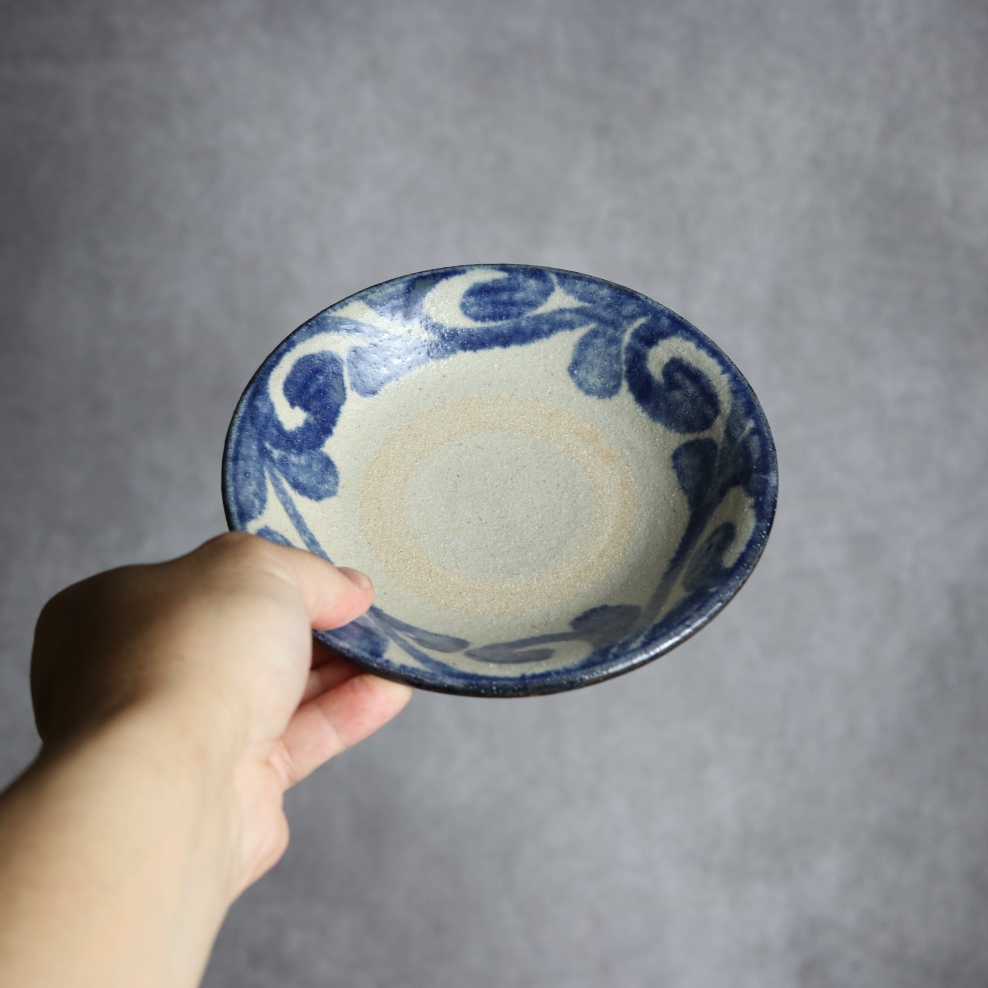 5寸皿1 呉須釉 唐草 やちむん 陶器 榮一工房