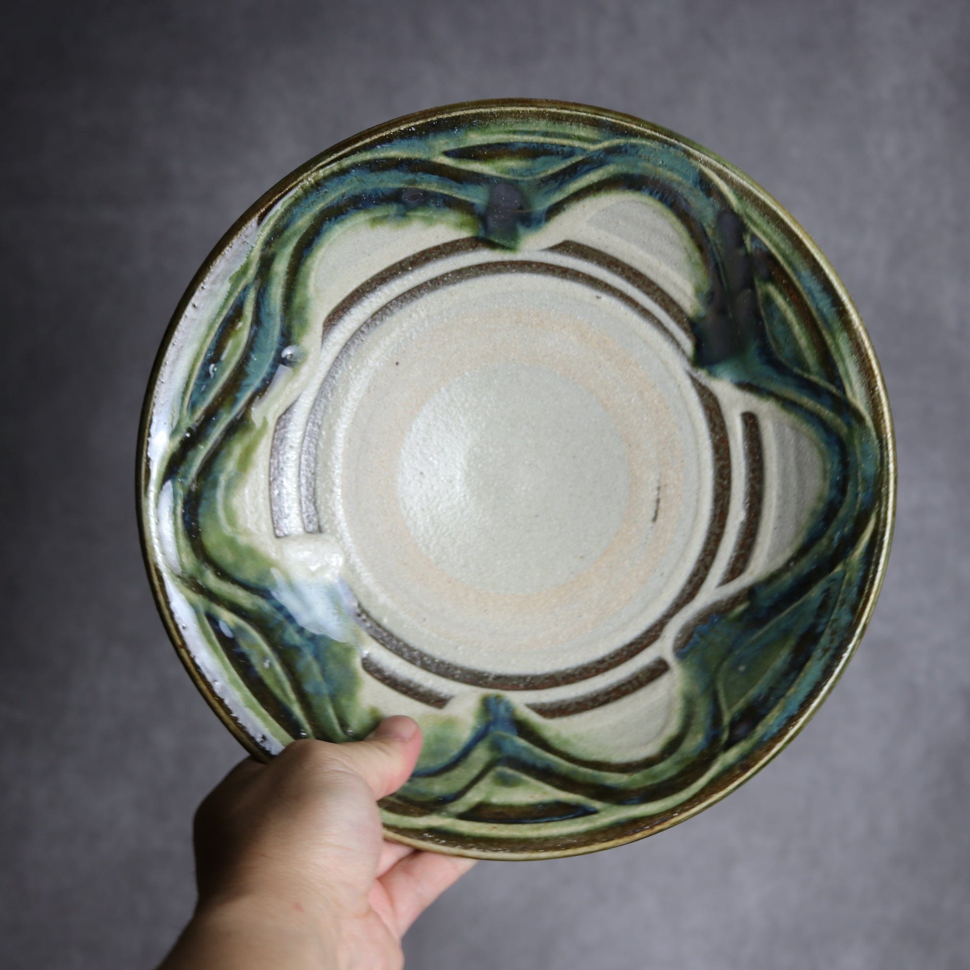 8寸皿1 緑釉 指描 やちむん 陶器 榮一工房