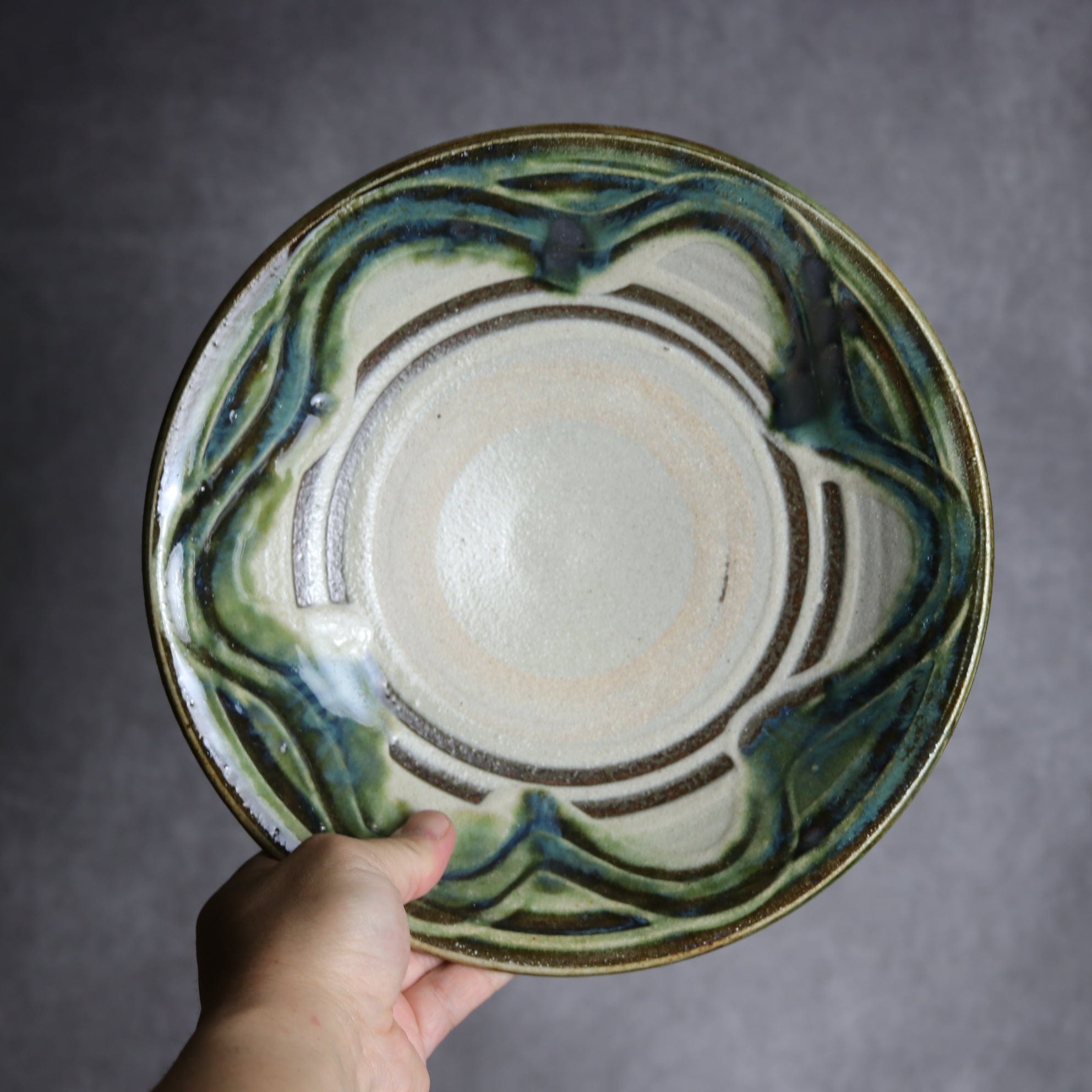 8寸皿1 緑釉 指描 やちむん 陶器 榮一工房