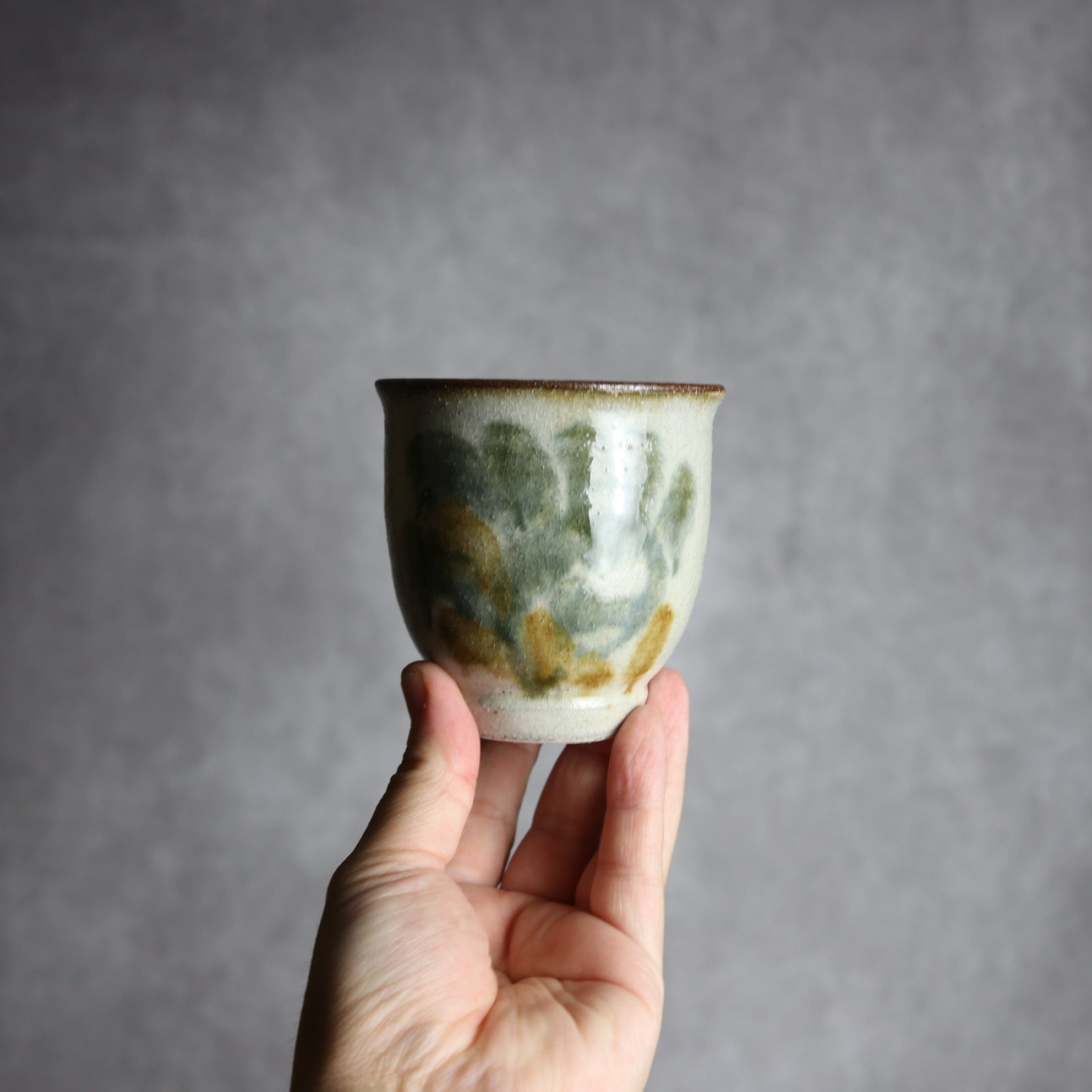 湯呑1 飴 黒呉須釉 唐草 やちむん 陶器 榮一工房