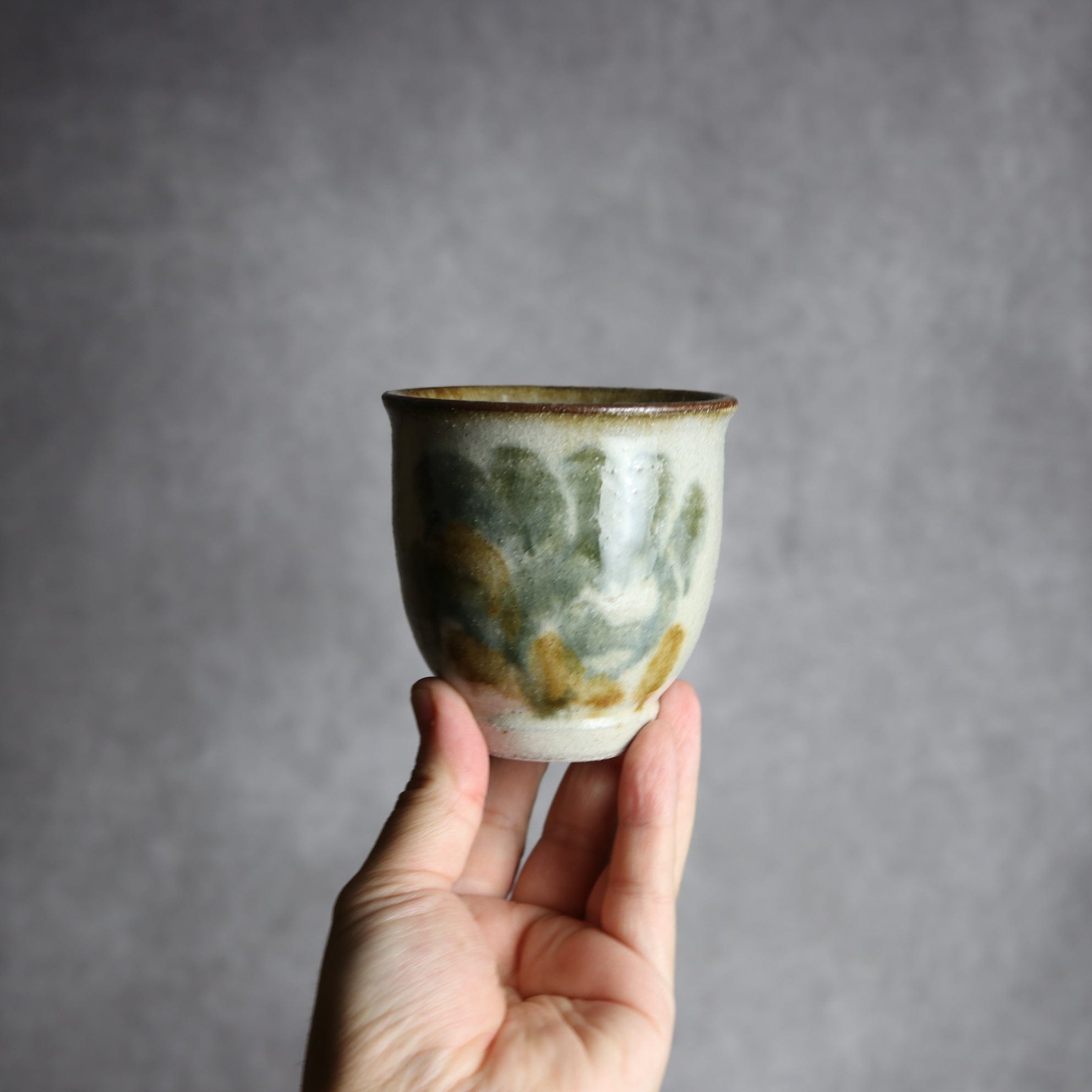 湯呑1 飴 黒呉須釉 唐草 やちむん 陶器 榮一工房